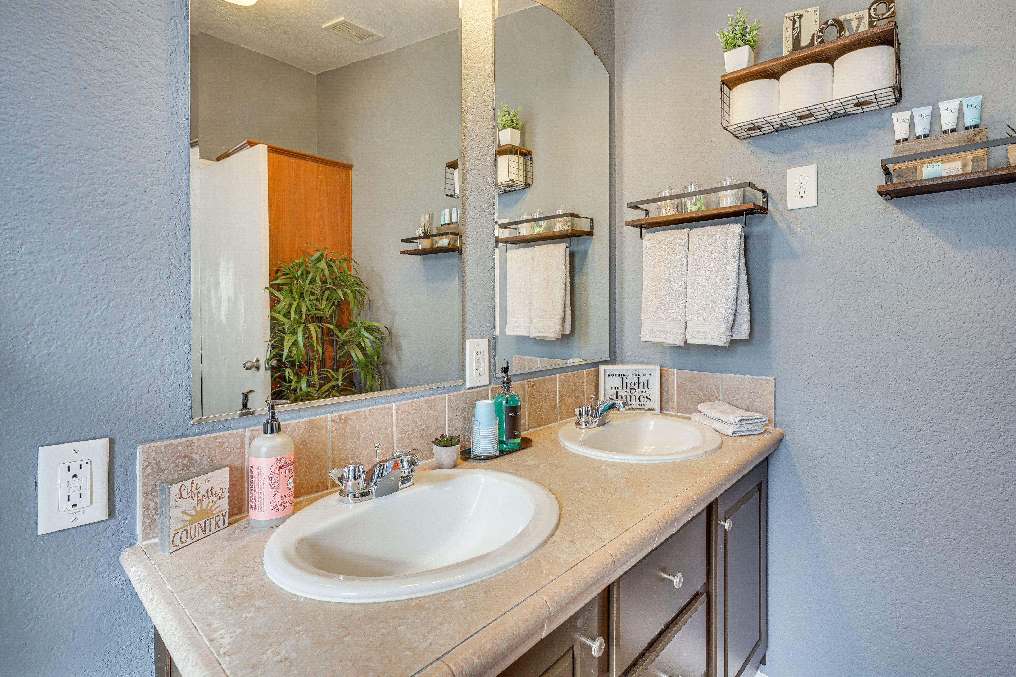 En-Suite Bathroom | Towels Provided | Complimentary Toiletries