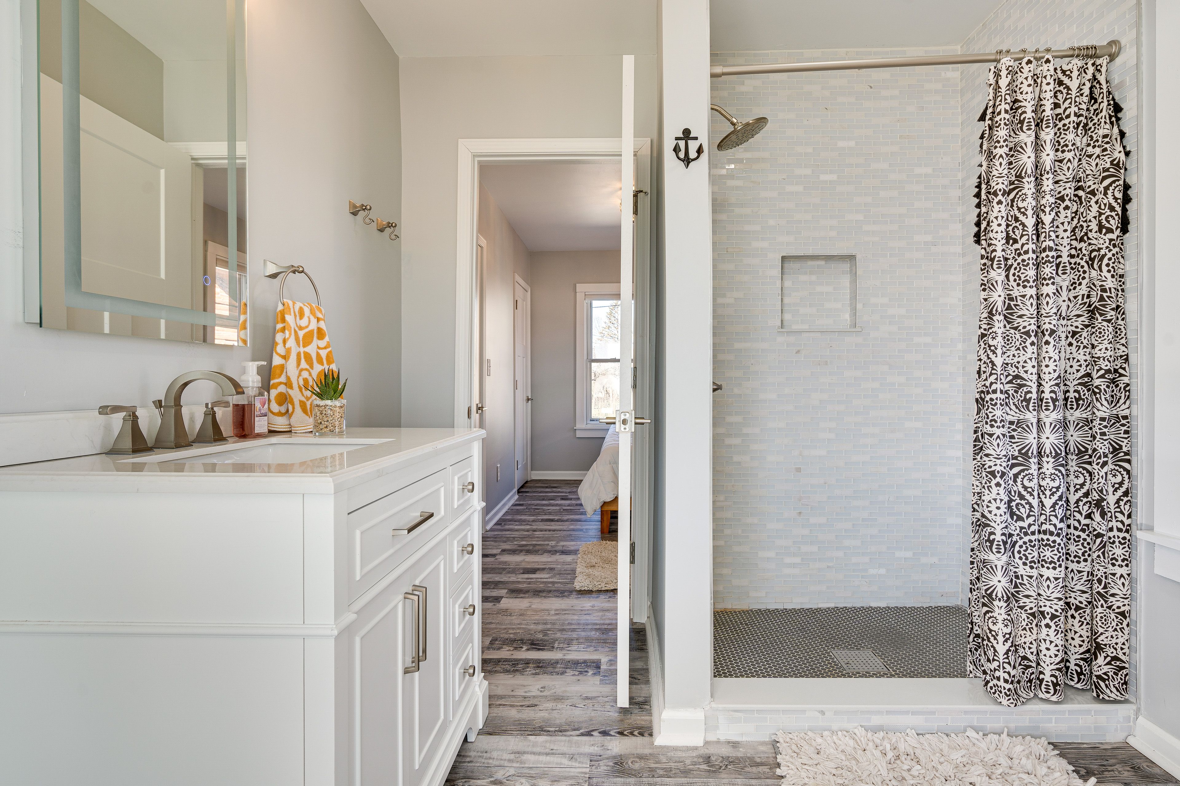 Full Bathroom | Towels Provided | Upper Floor