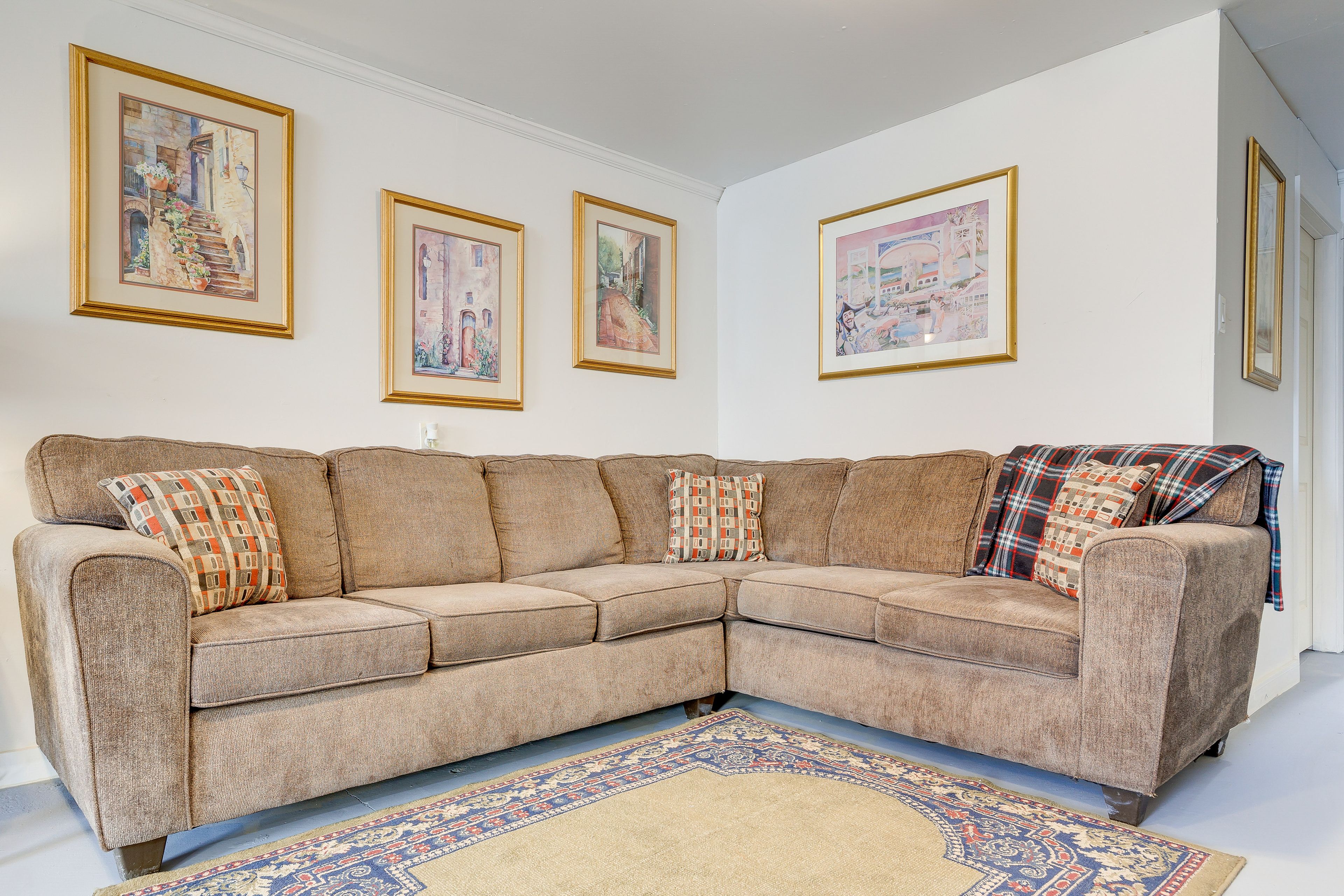 Living Room | Free WiFi | Board Games & Books | Central A/C | Electric Heat