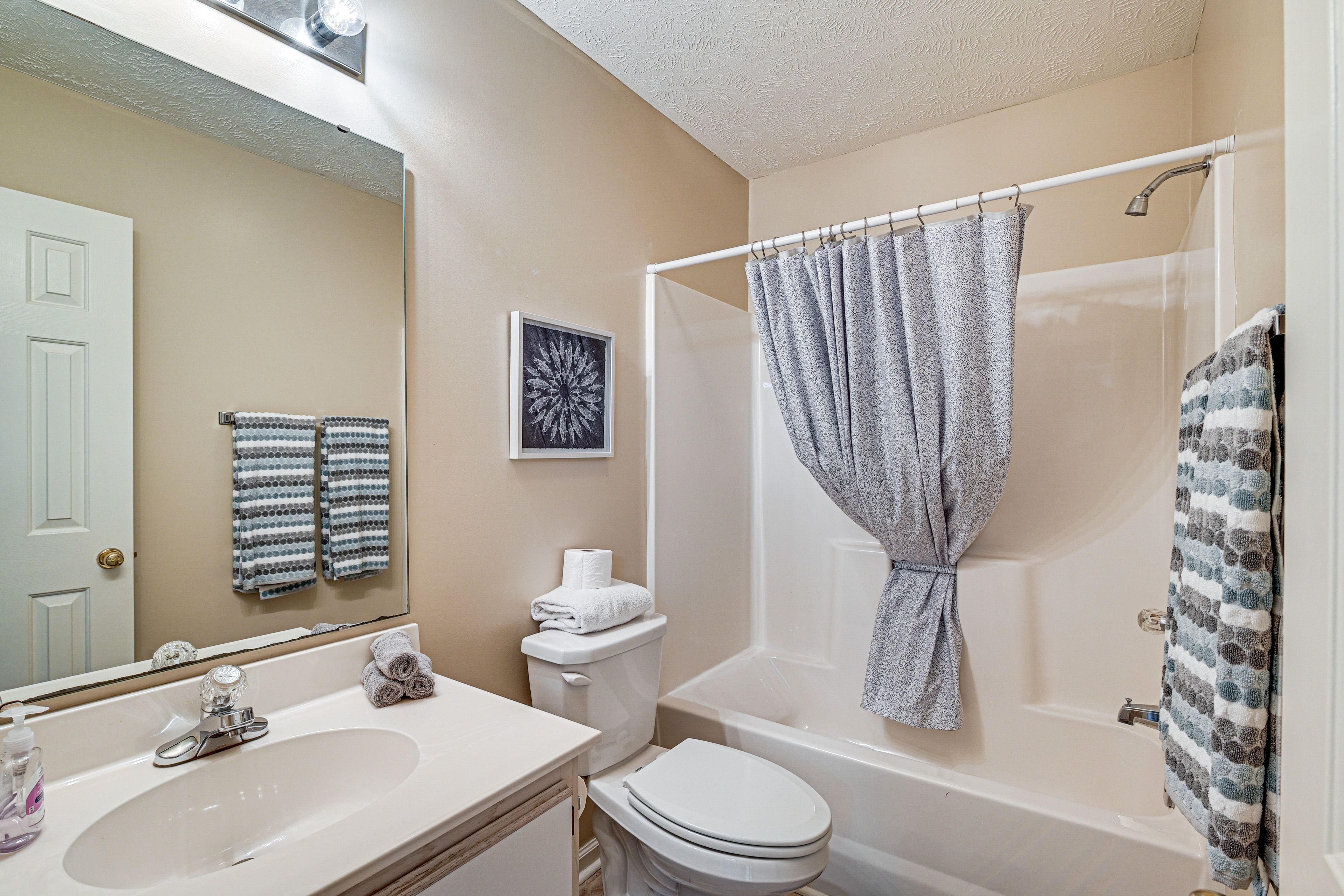 Full Bathroom | Complimentary Toiletries
