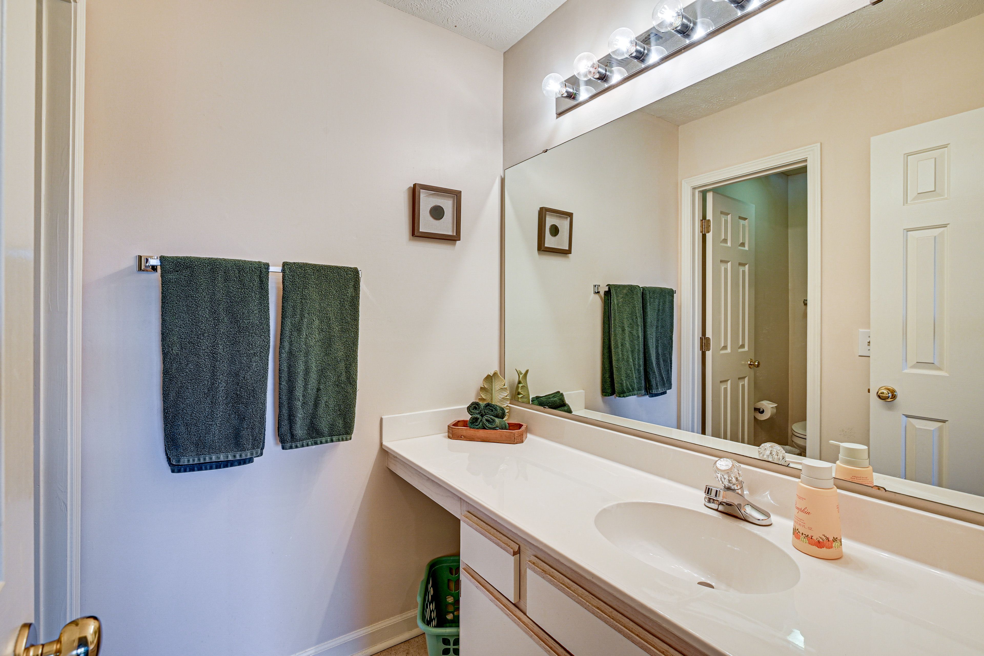 Full Bathroom | Towels Provided