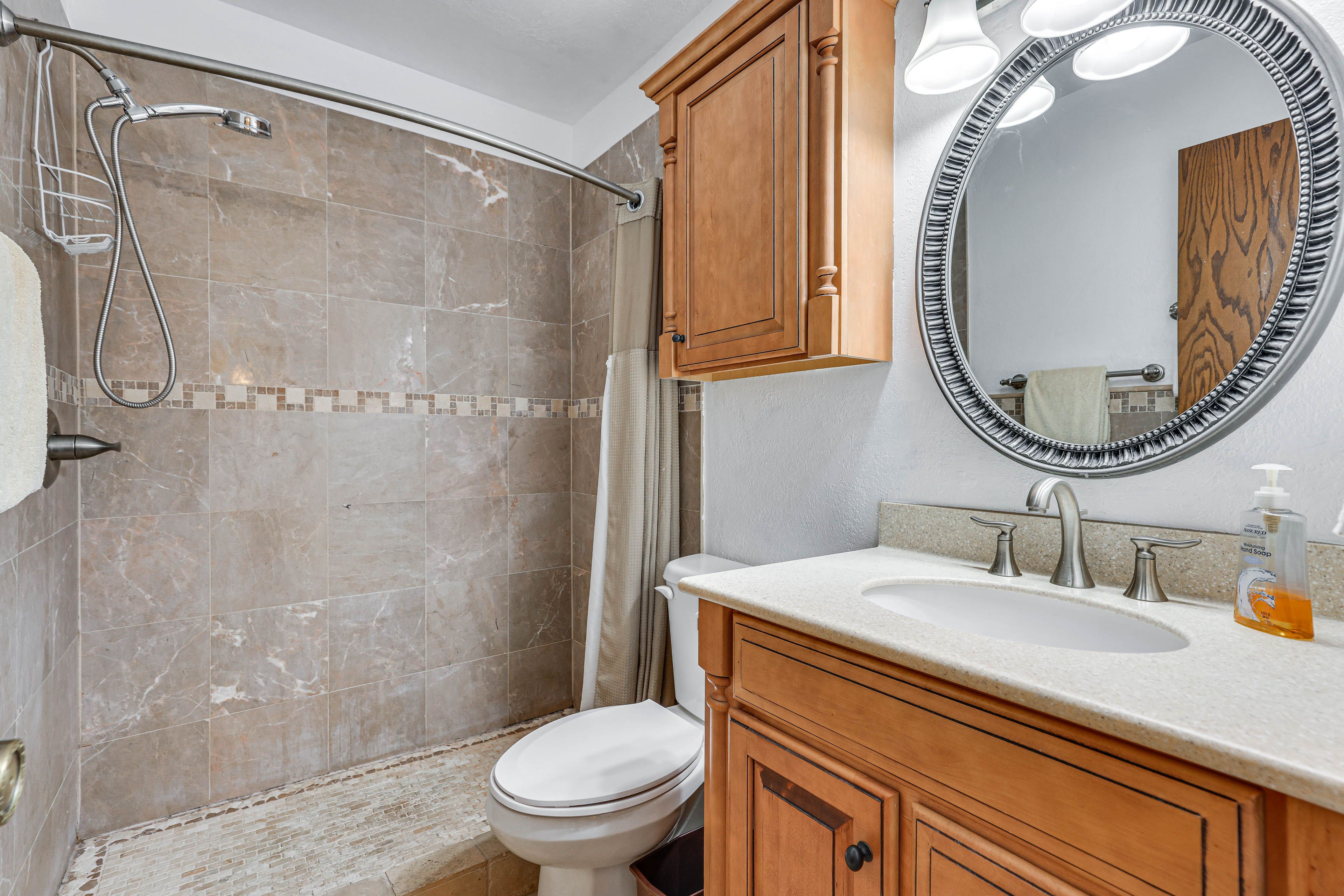 Full Bathroom | Towels Provided | Complimentary Toiletries