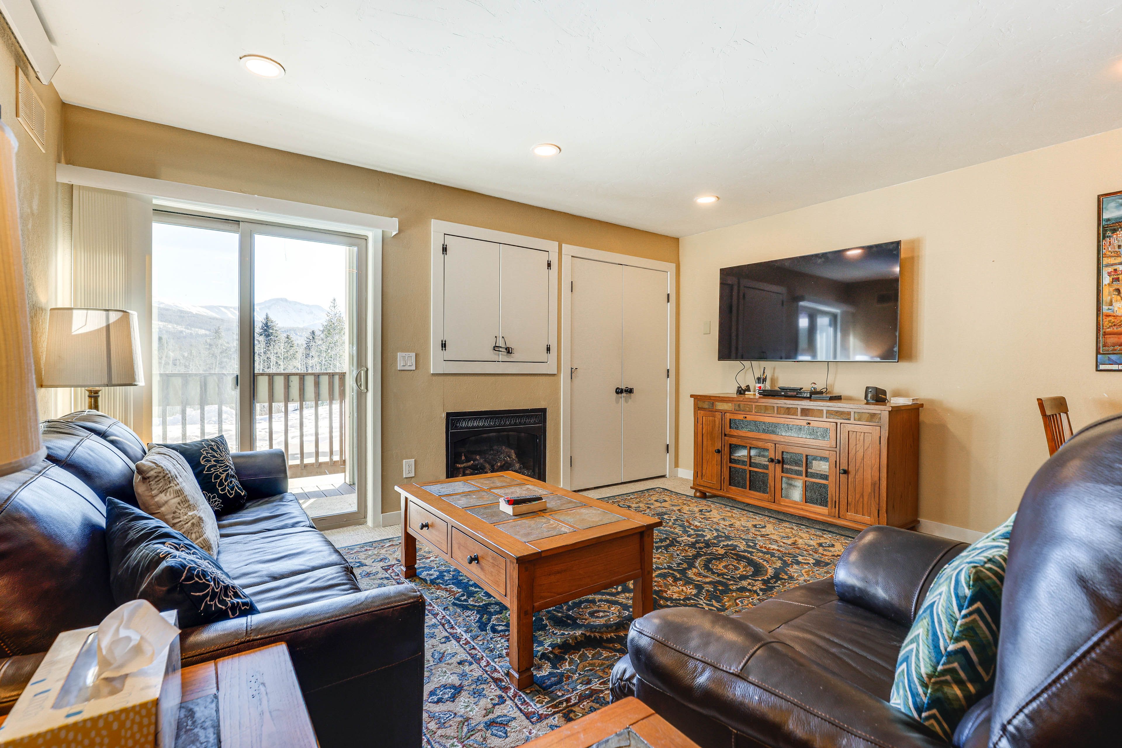 Living Room | Queen Sleeper Sofa | Flat-Screen TV | Fireplace | Books