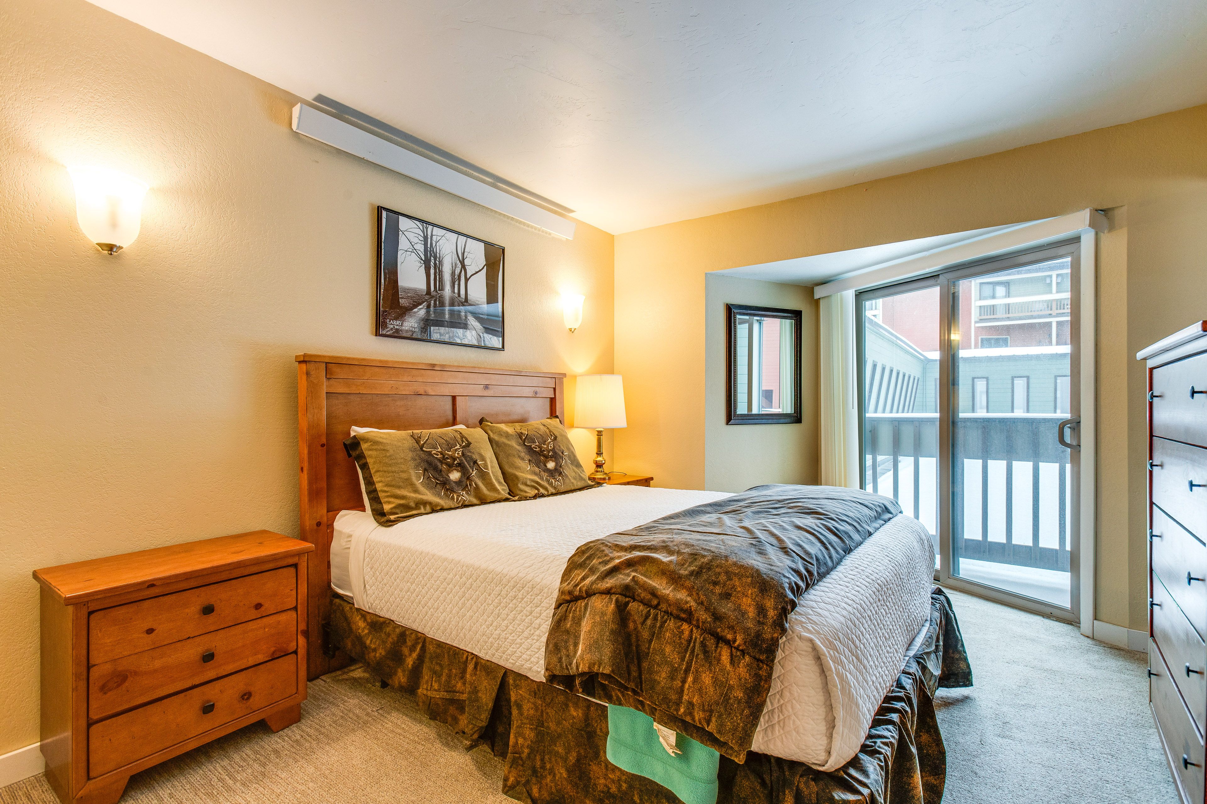 Bedroom 1 | Queen Bed