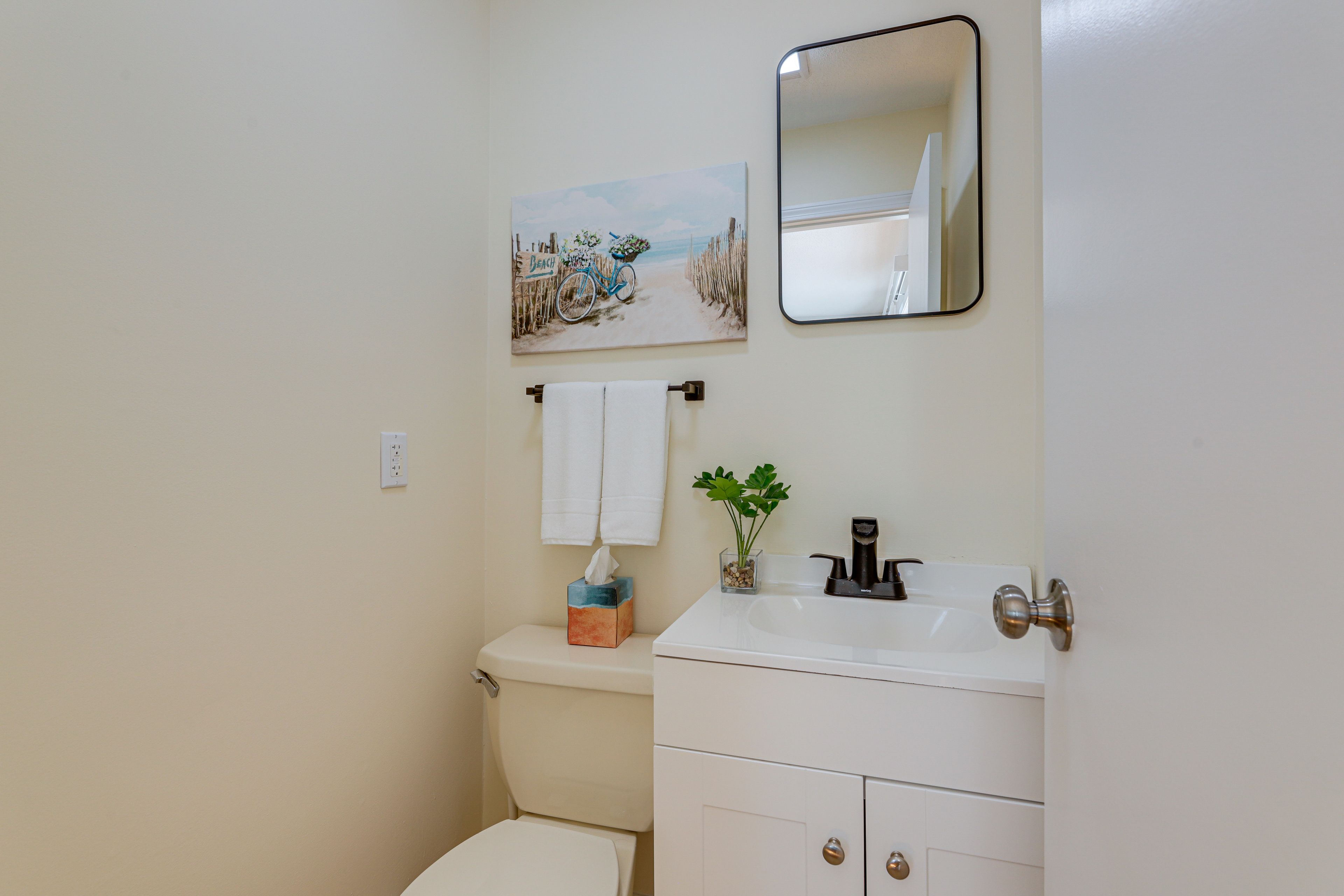 Half Bathroom | 1st Floor | Towels Provided