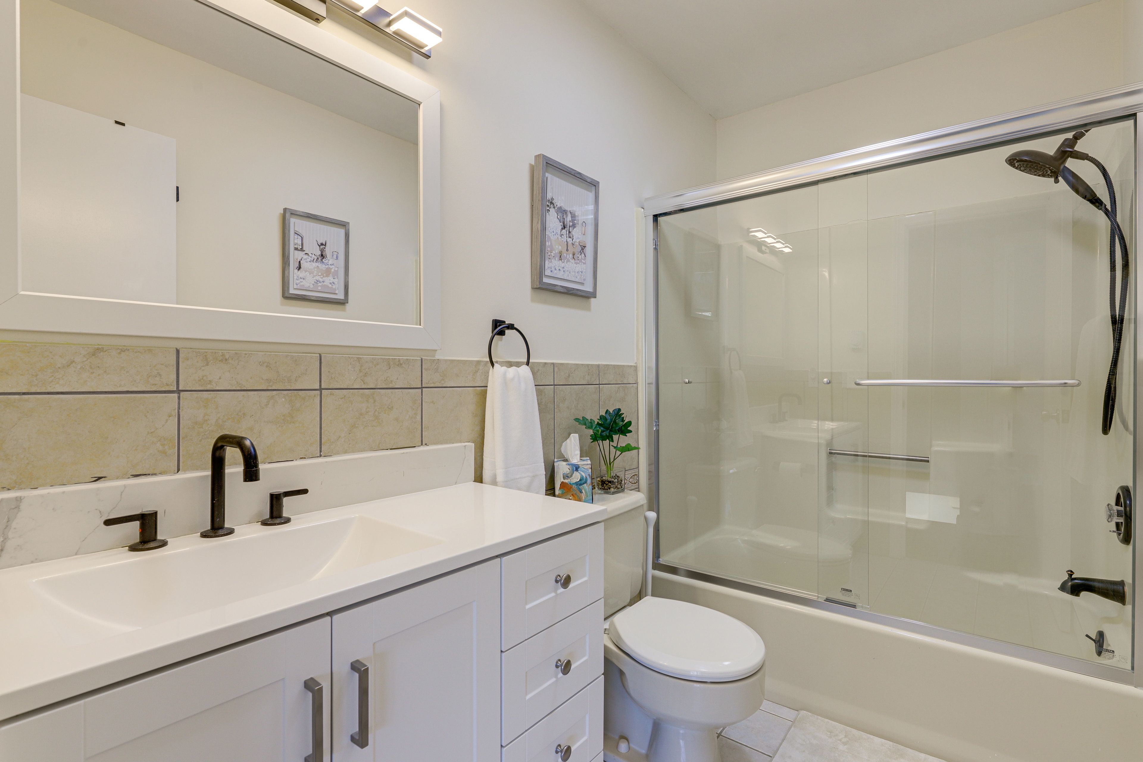 Full Bathroom | 2nd Floor | Complimentary Toiletries | Hair Dryer