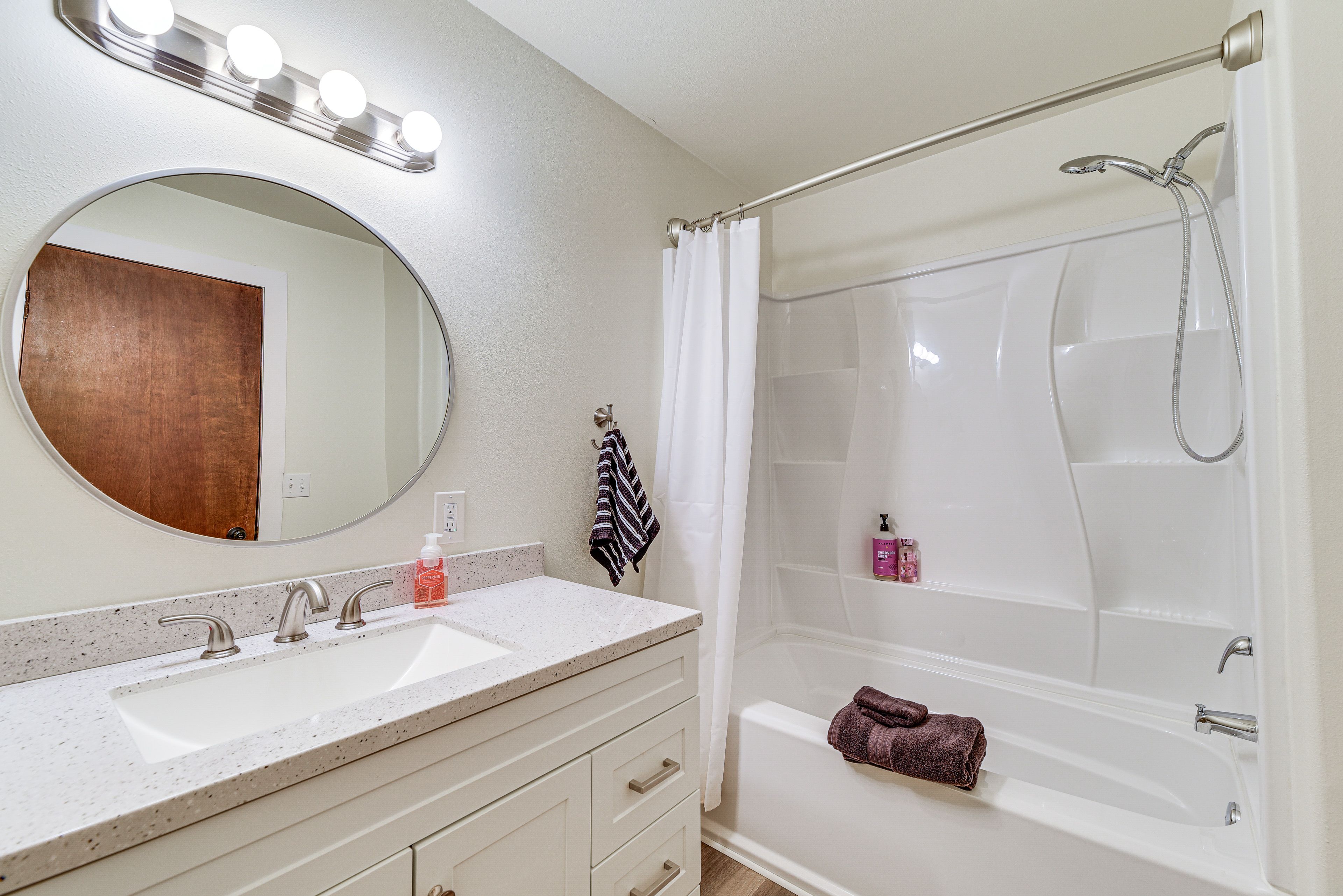 Full Bathroom | Towels Provided