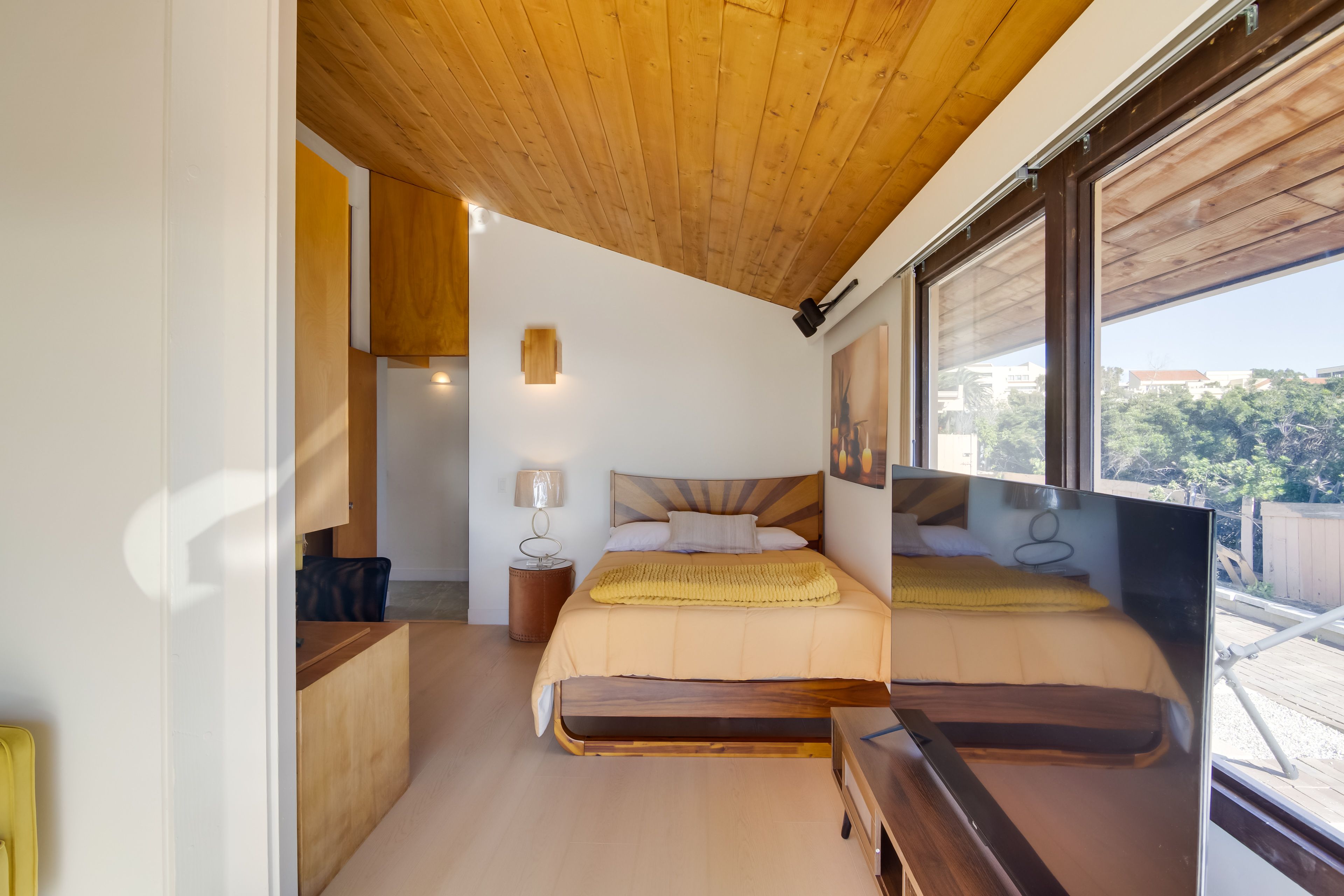 Bedroom 2 | Queen Bed | Smart TV | Desk