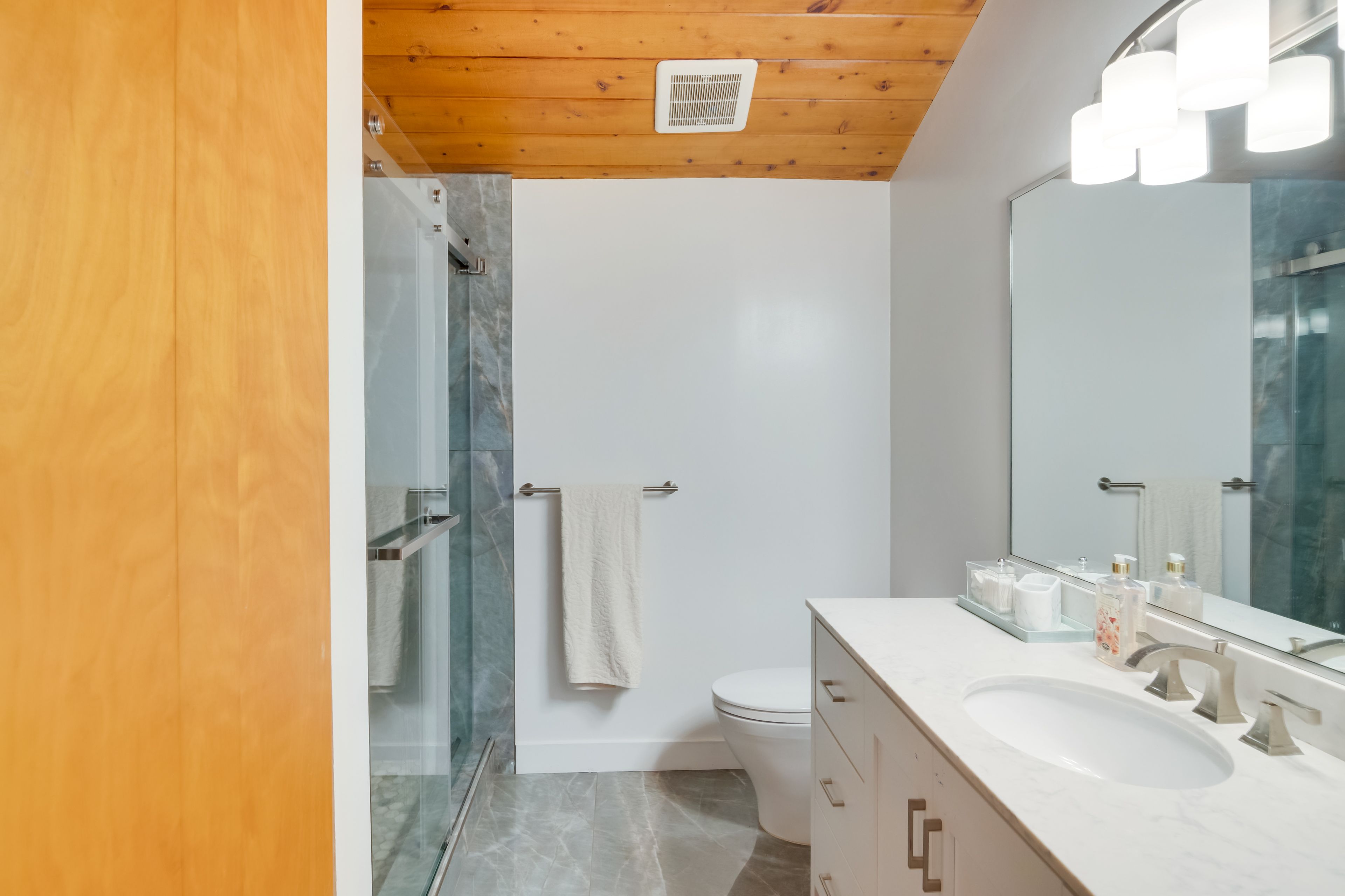 Full Bathroom | Complimentary Toiletries