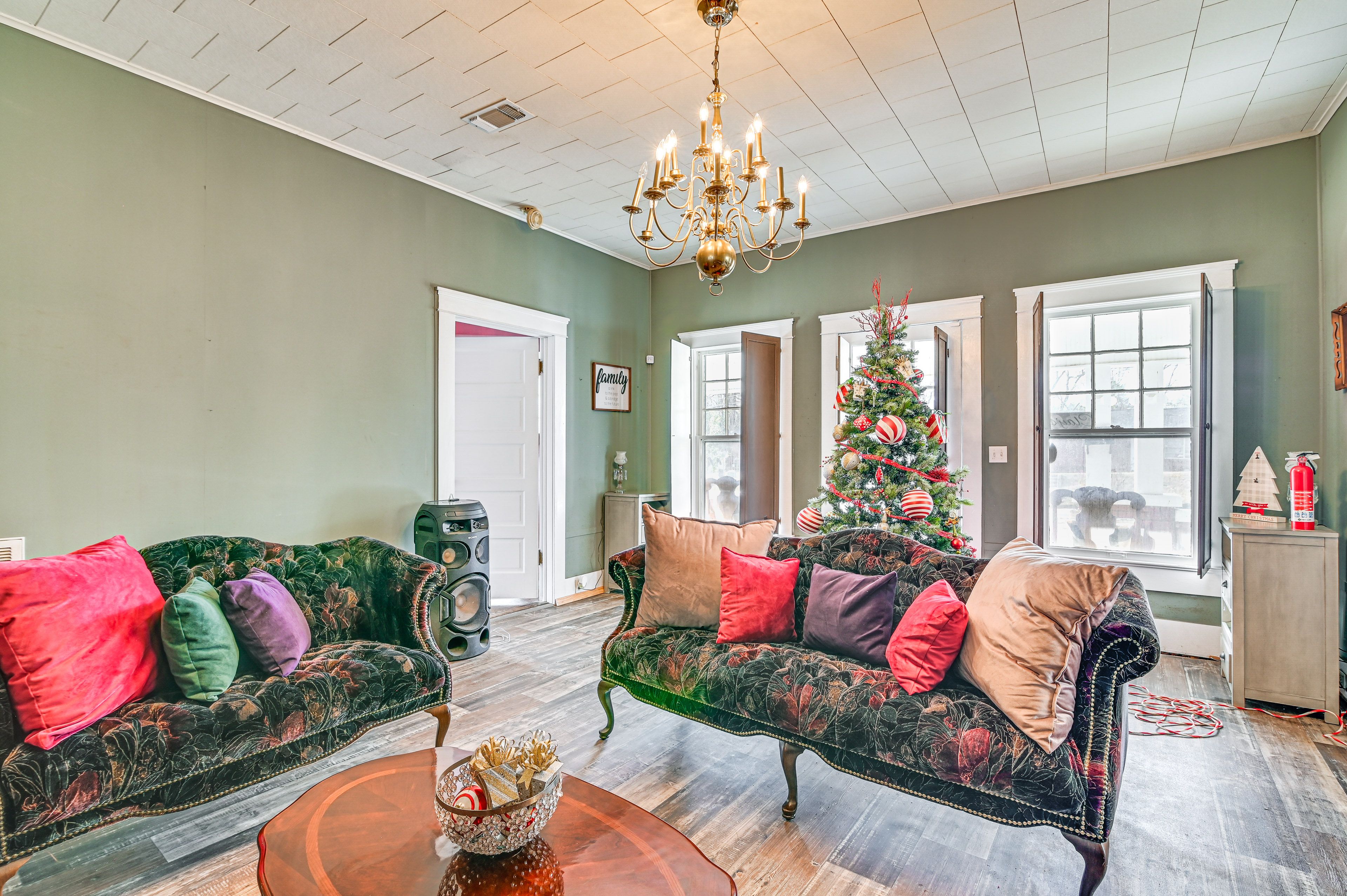 Living Room | Free WiFi | Smart TV | Central A/C & Heating