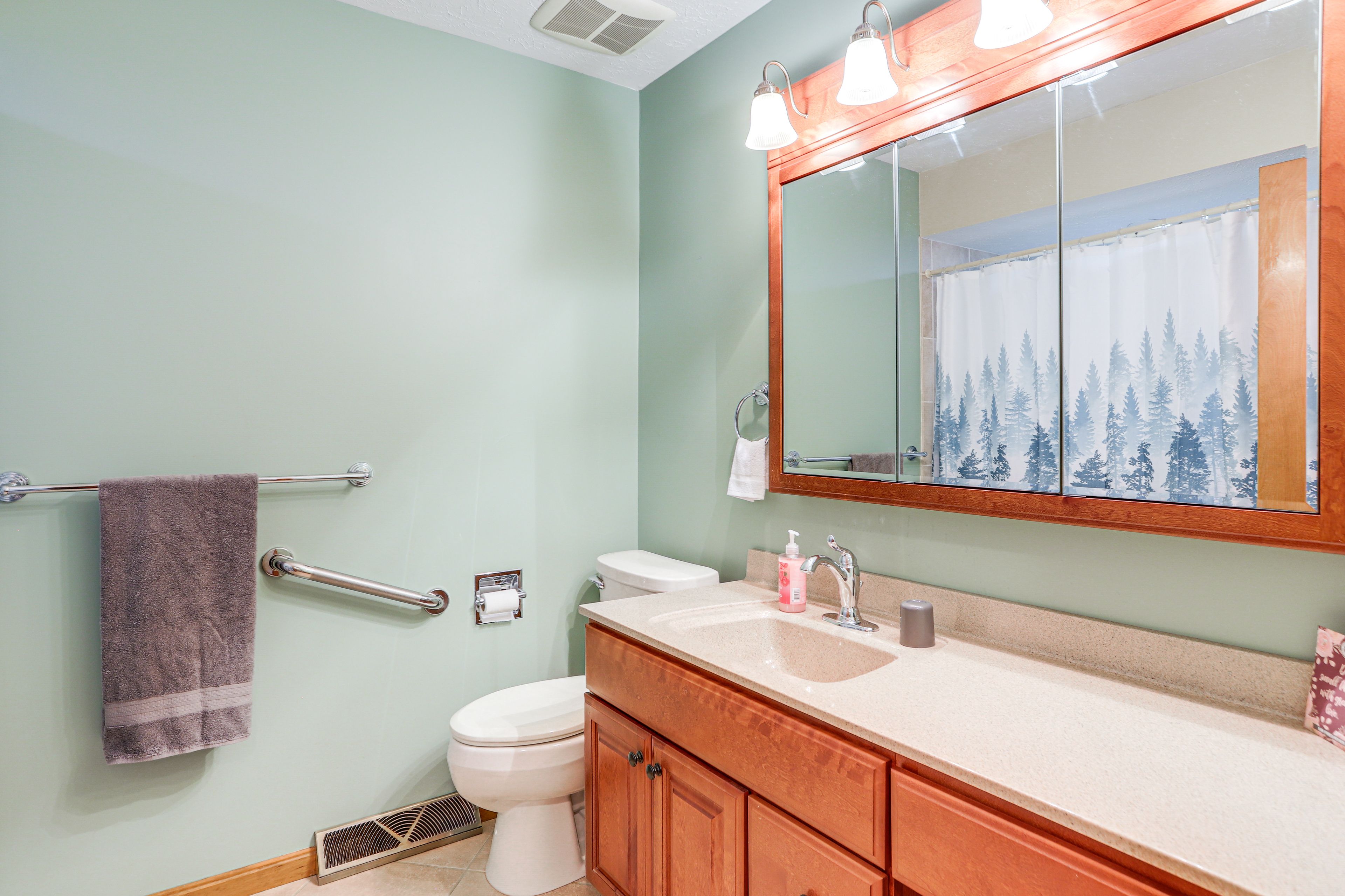 Full Bathroom | Towels Provided