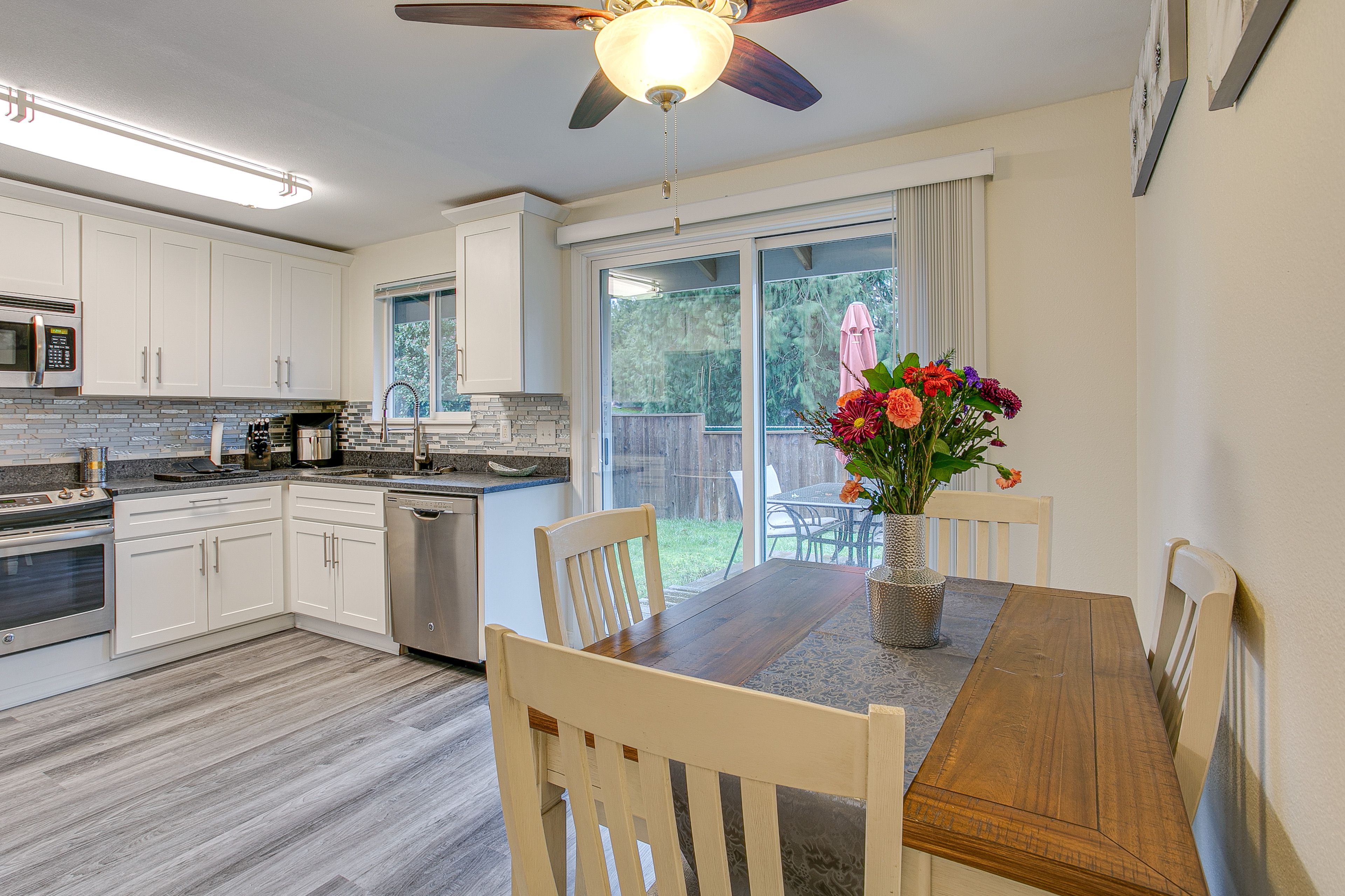 Dining Area | Full Kitchen