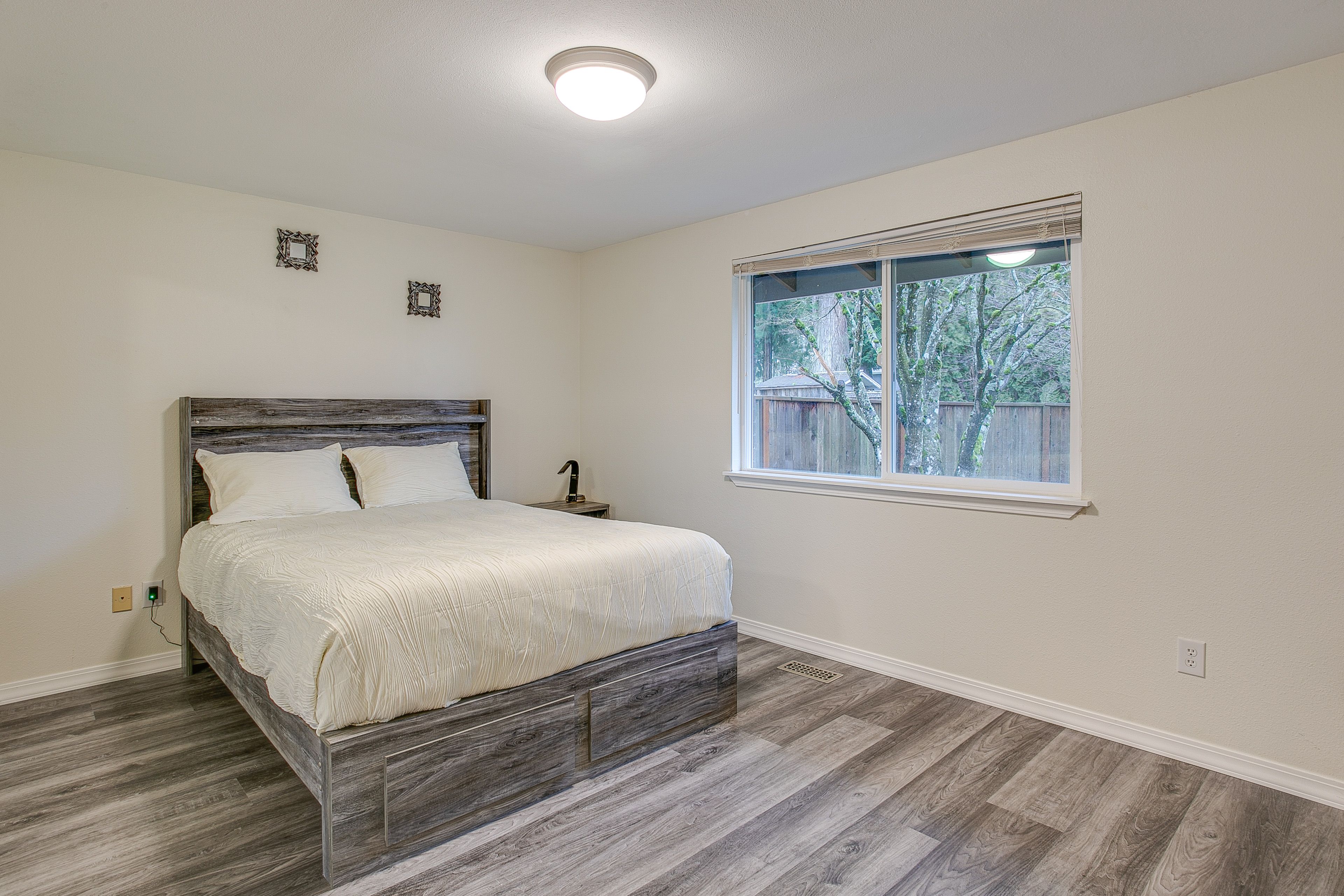 Bedroom 1 | Queen Bed