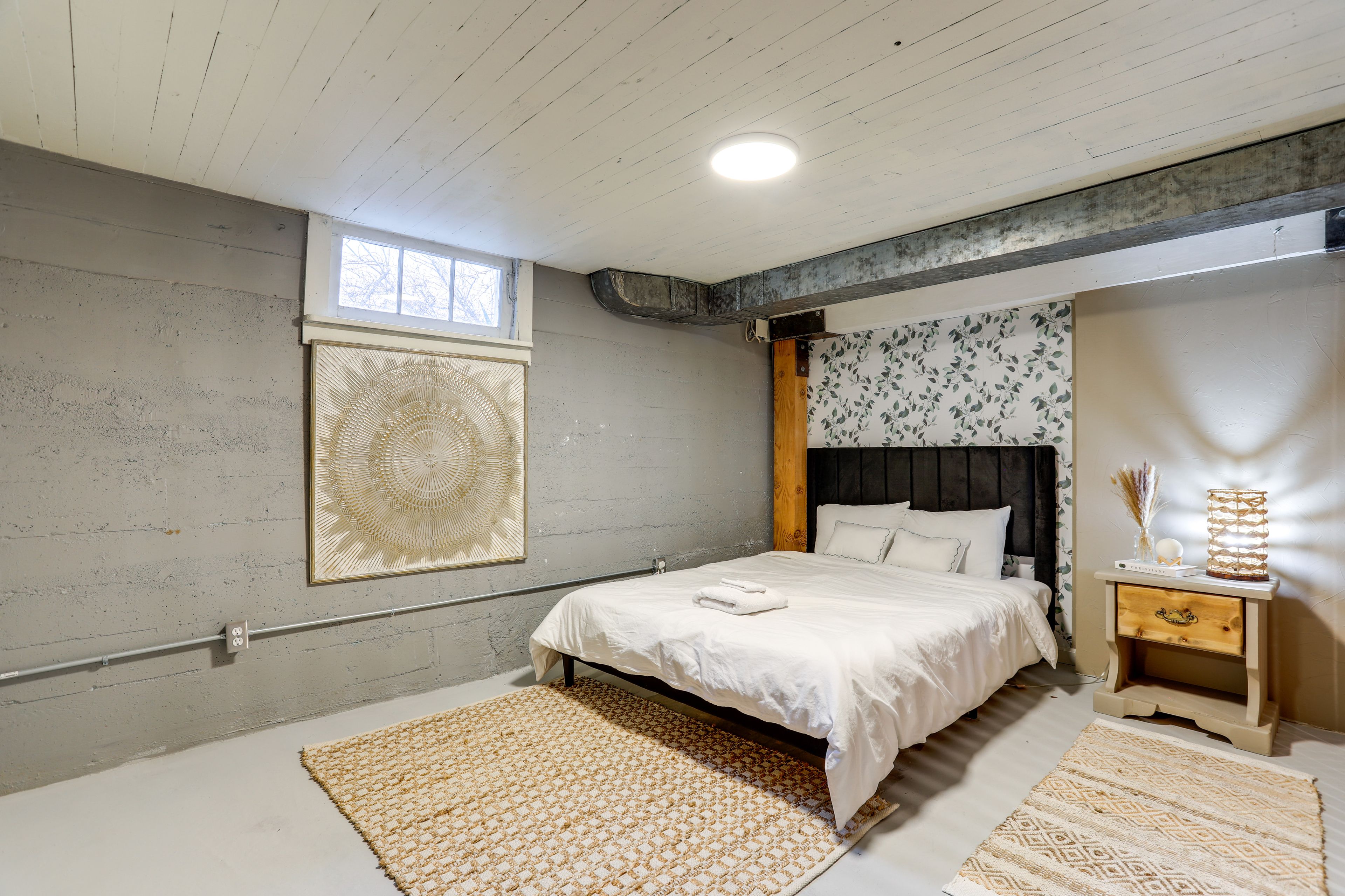 Studio | Queen Bed