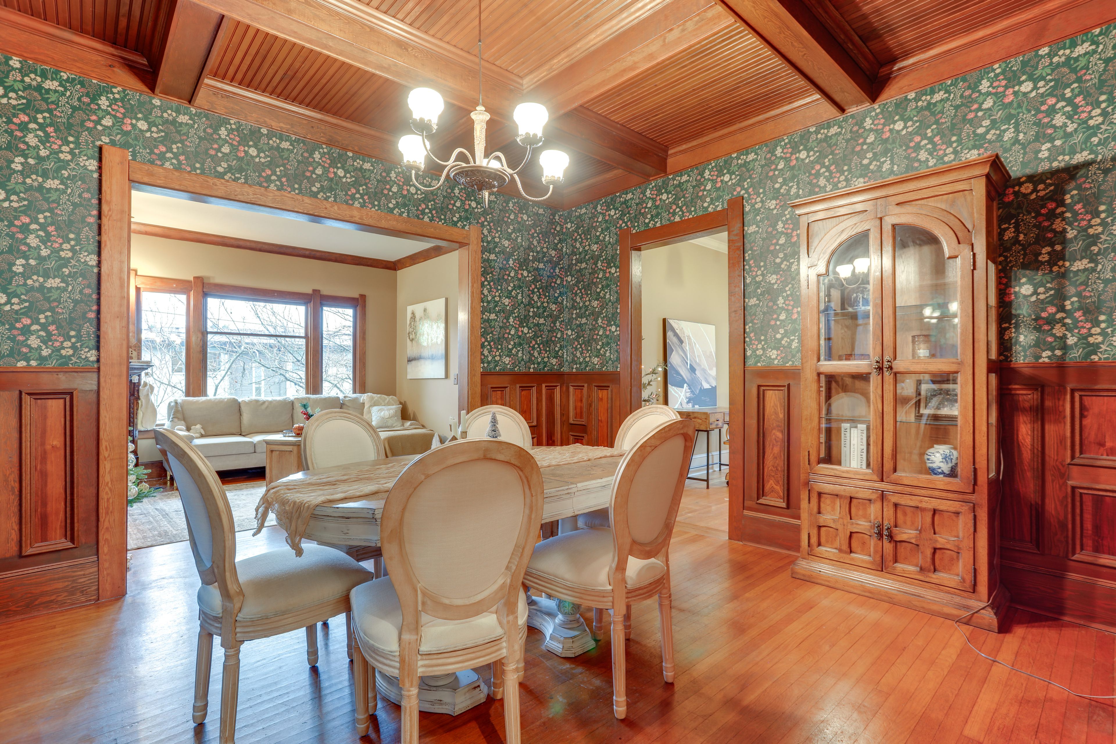 Dining Area | Dishware/Flatware Provided