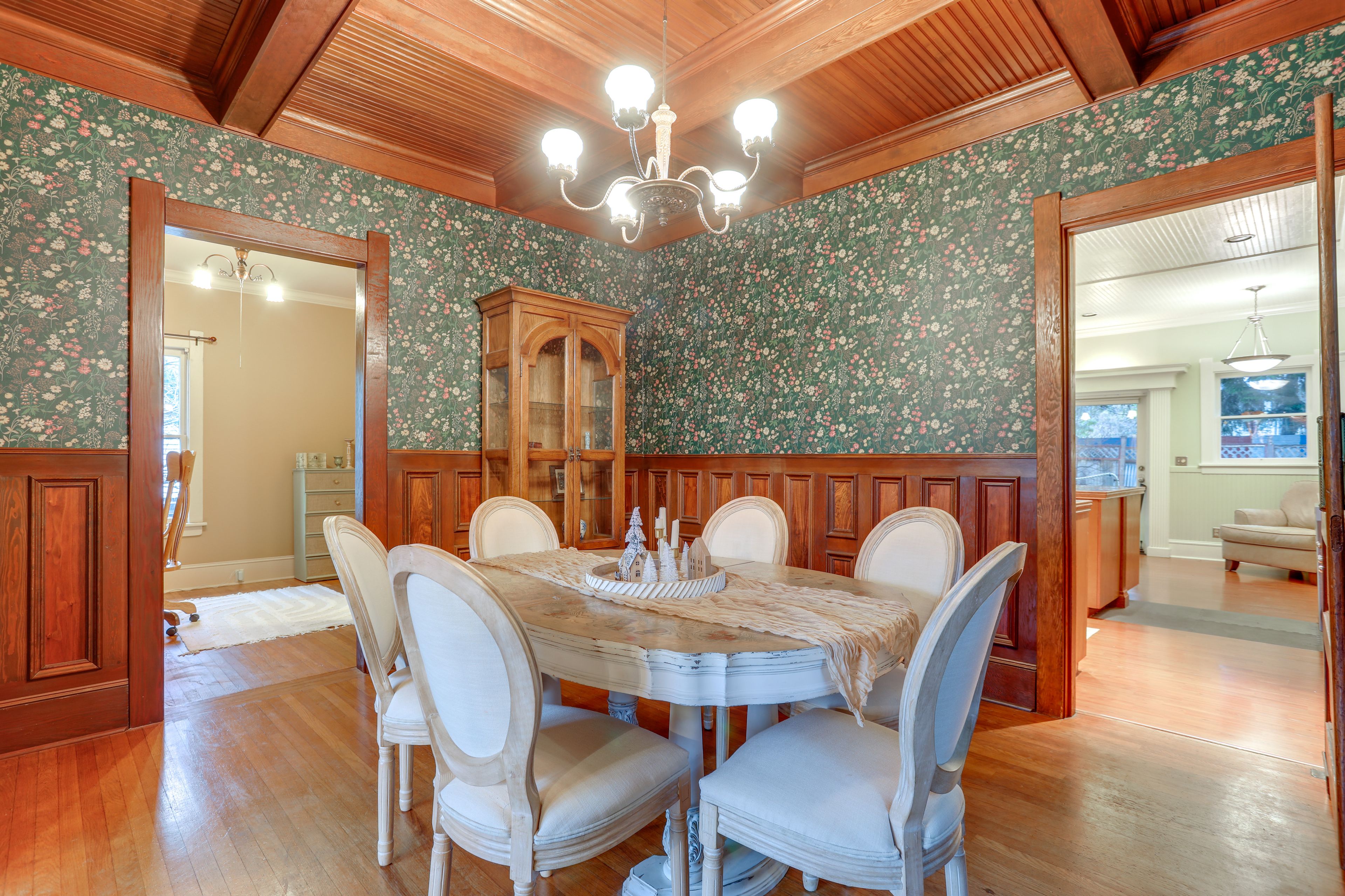 Dining Area | 2 Workstations | Free WiFi | Fireplace
