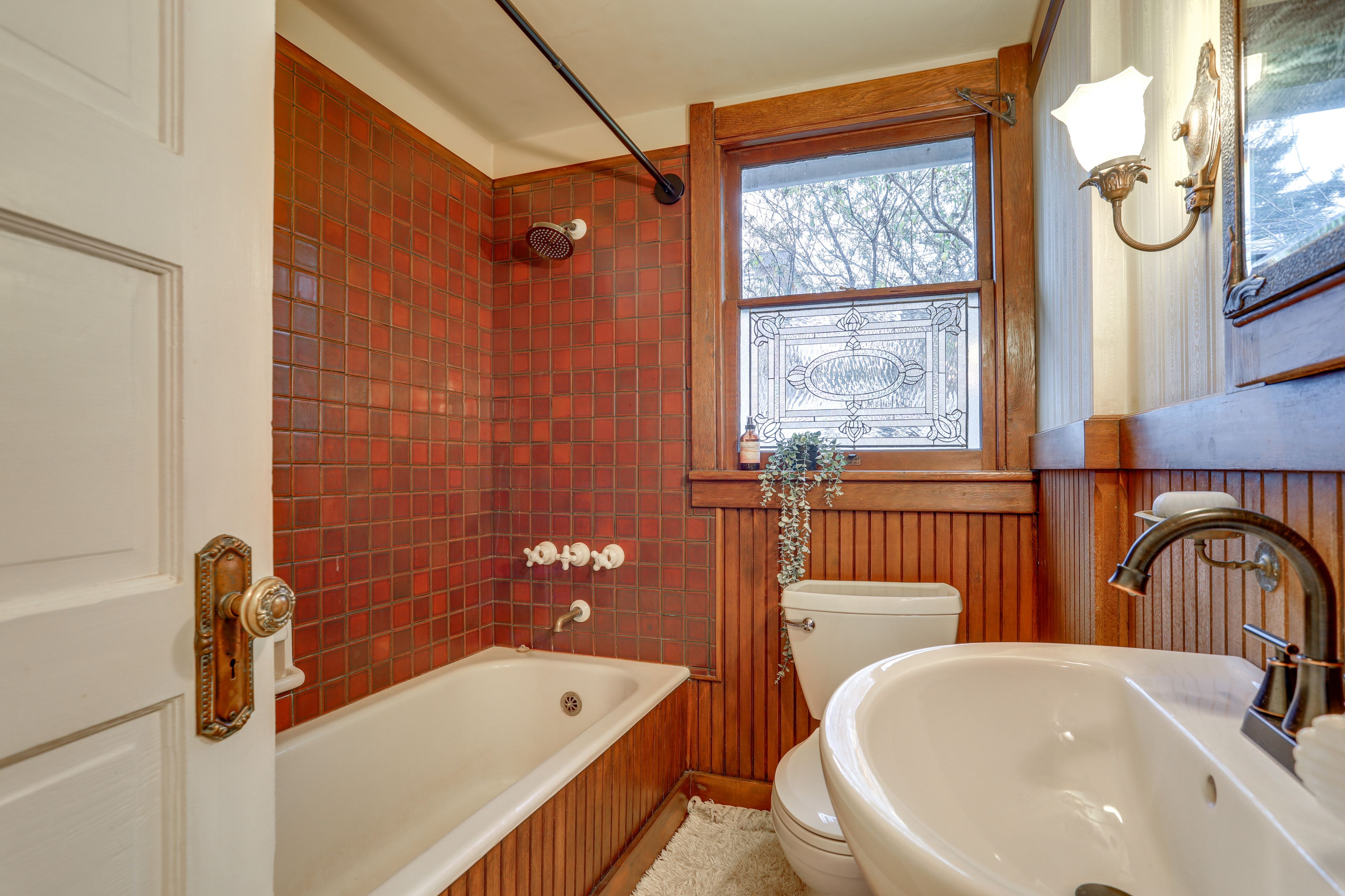 Full Bathroom | Complimentary Toiletries | Towels Provided