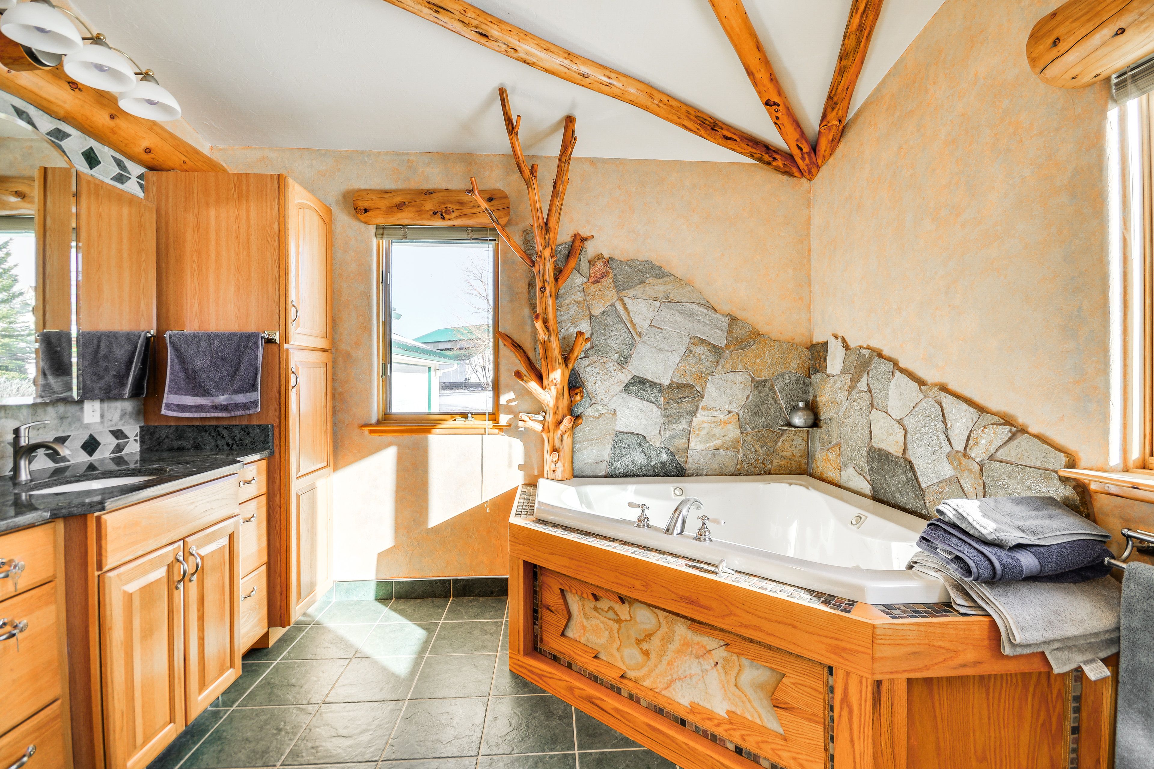 En-Suite Bathroom | Main Level | Jetted Tub