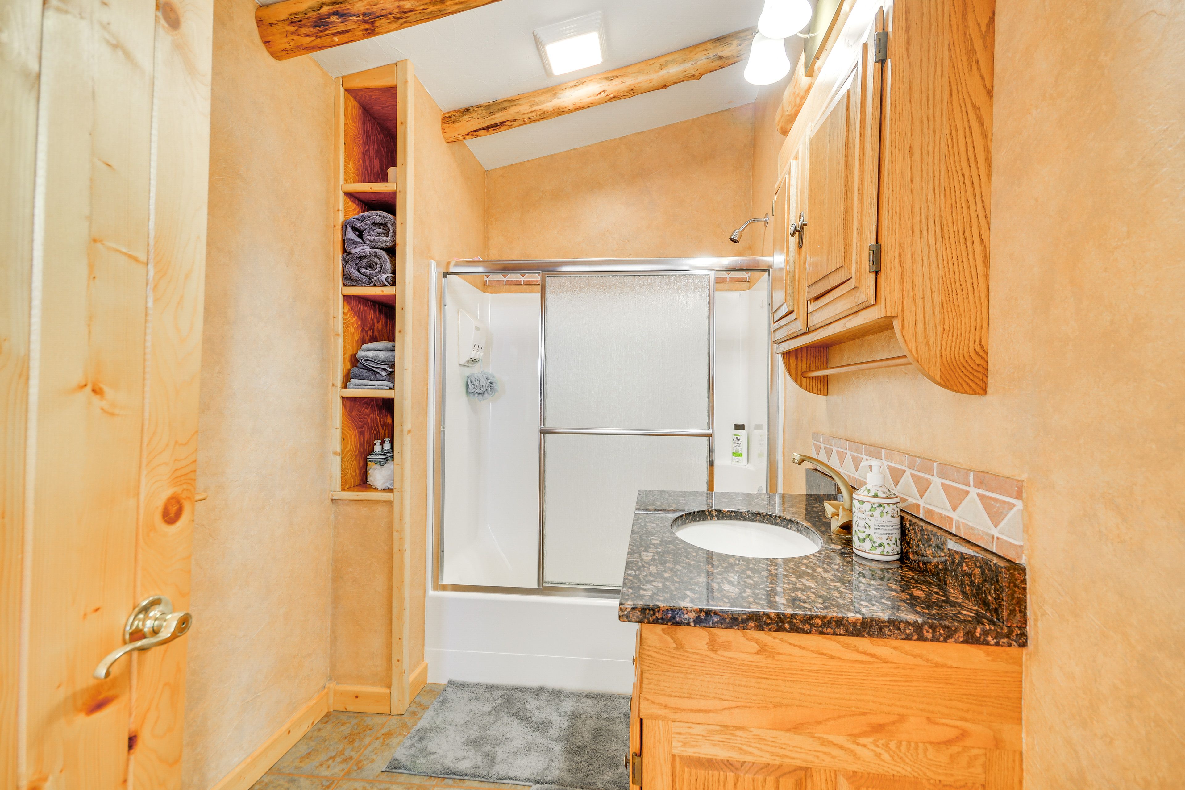Full Bathroom | Main Level | Towels Provided