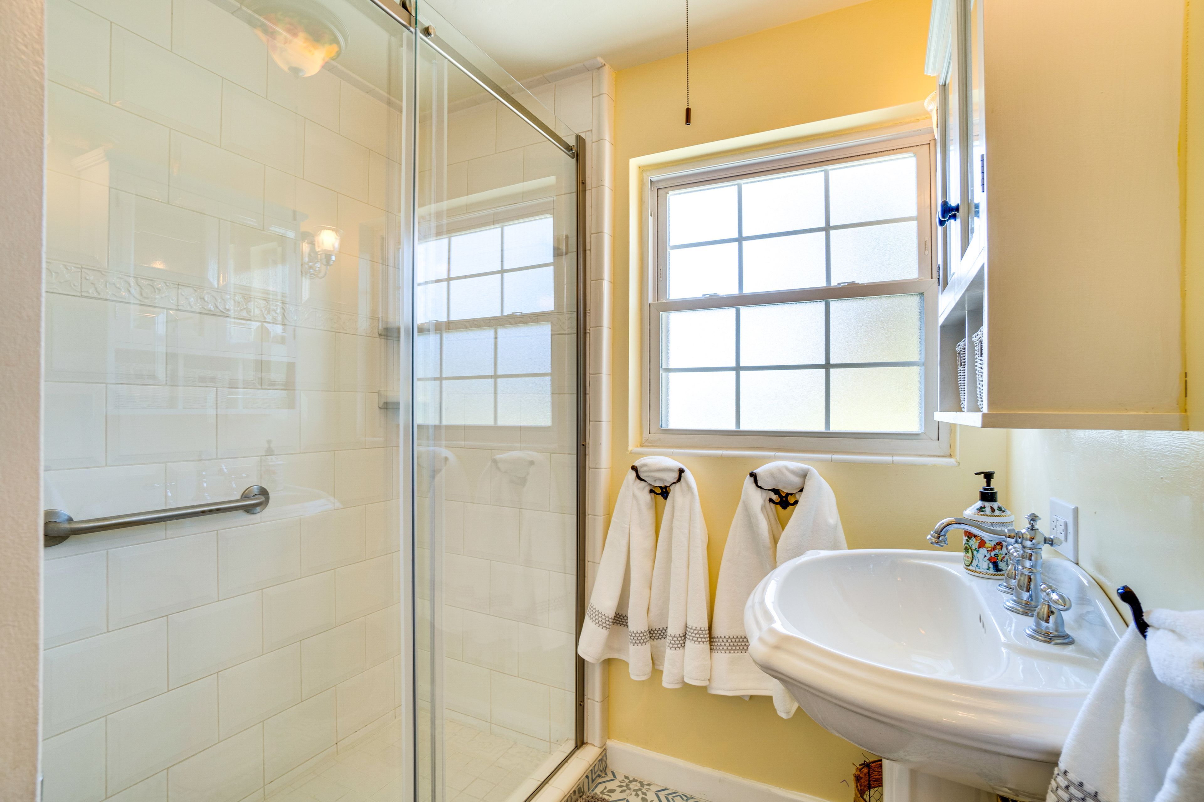 Full Bathroom | Grab Rails