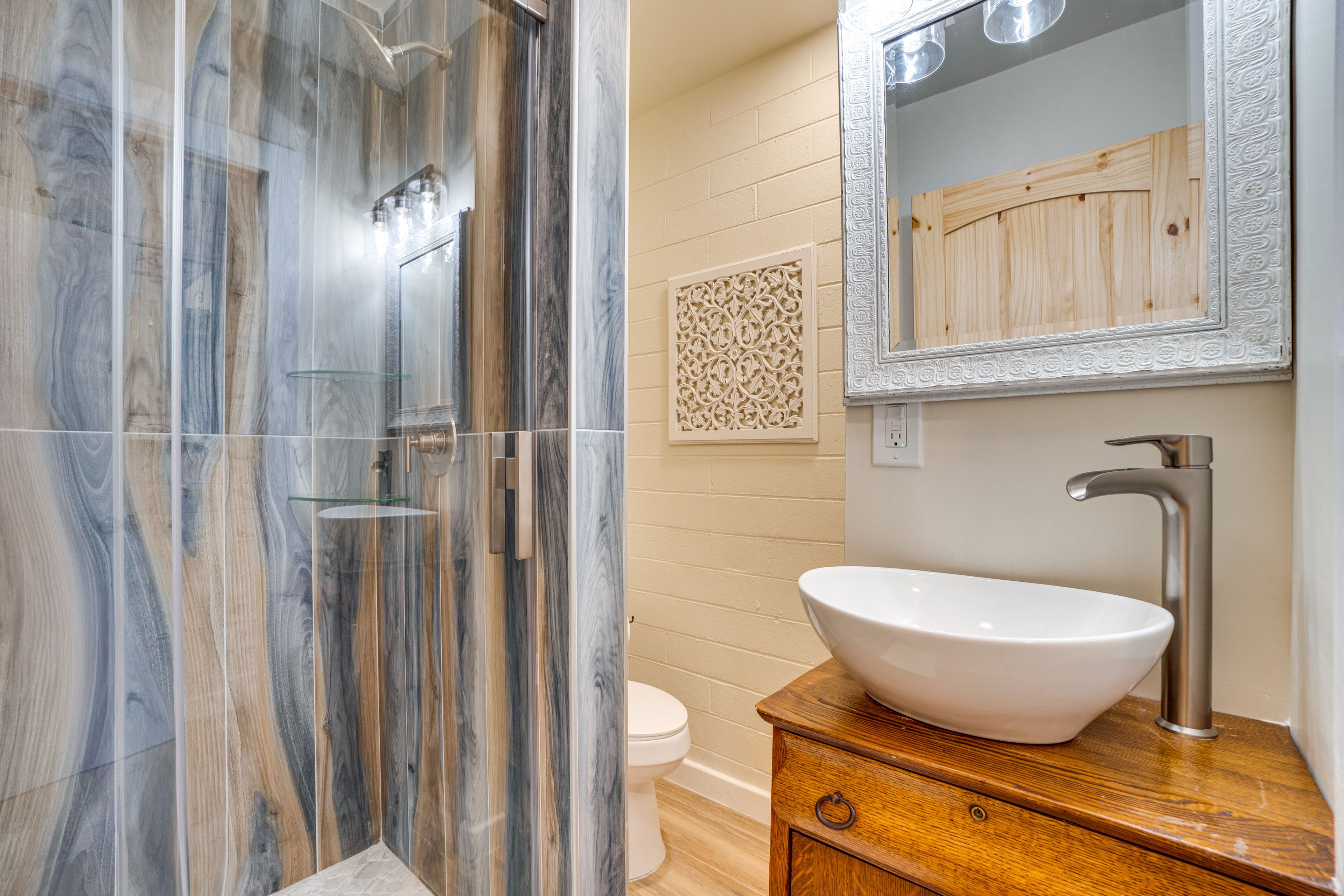 Full Bathroom | Towels Provided | Complimentary Toiletries