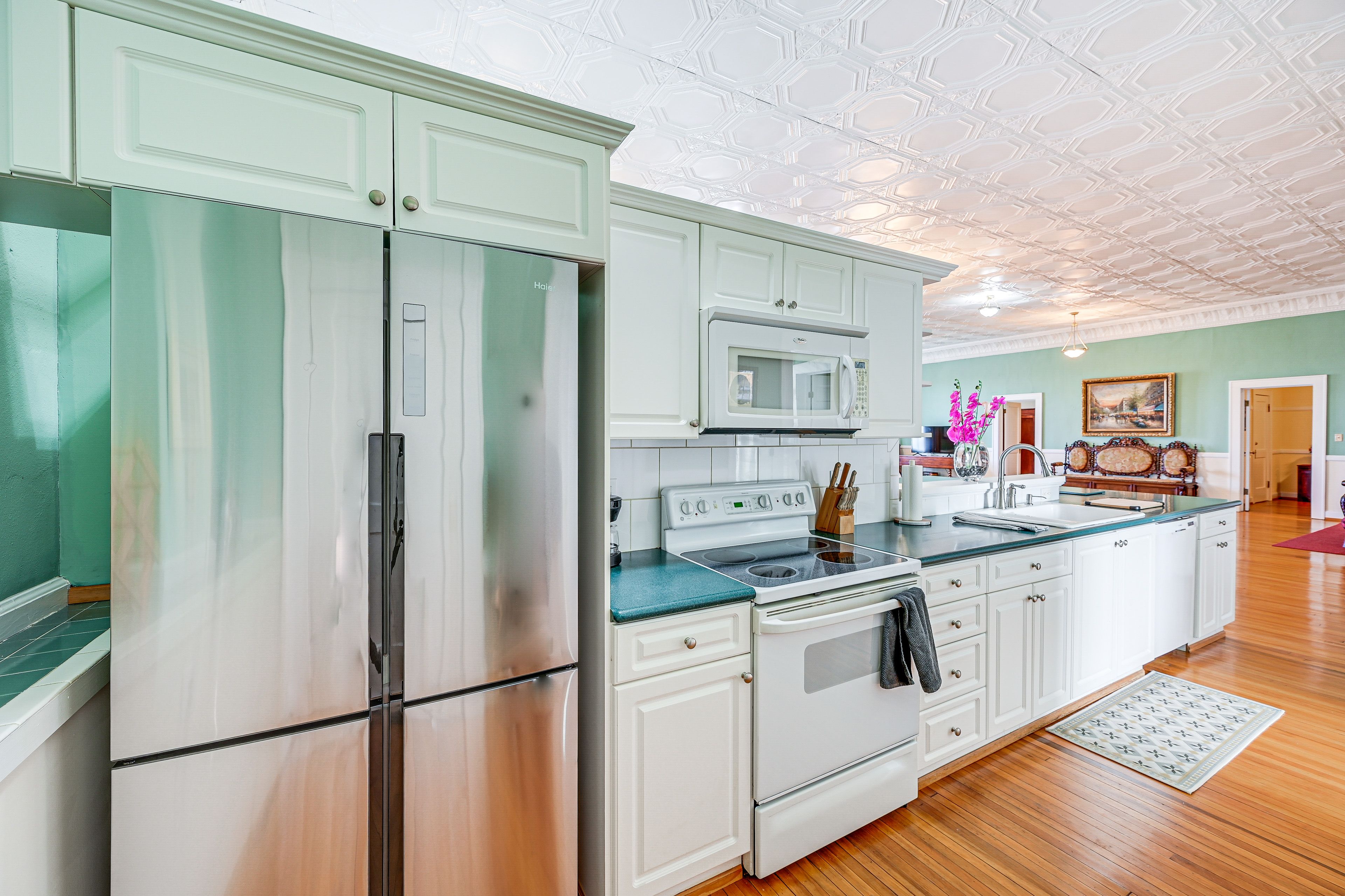 Kitchen | 3rd-Floor Apartment Unit | In-Unit Laundry | 14 Mi to Tanglewood Park