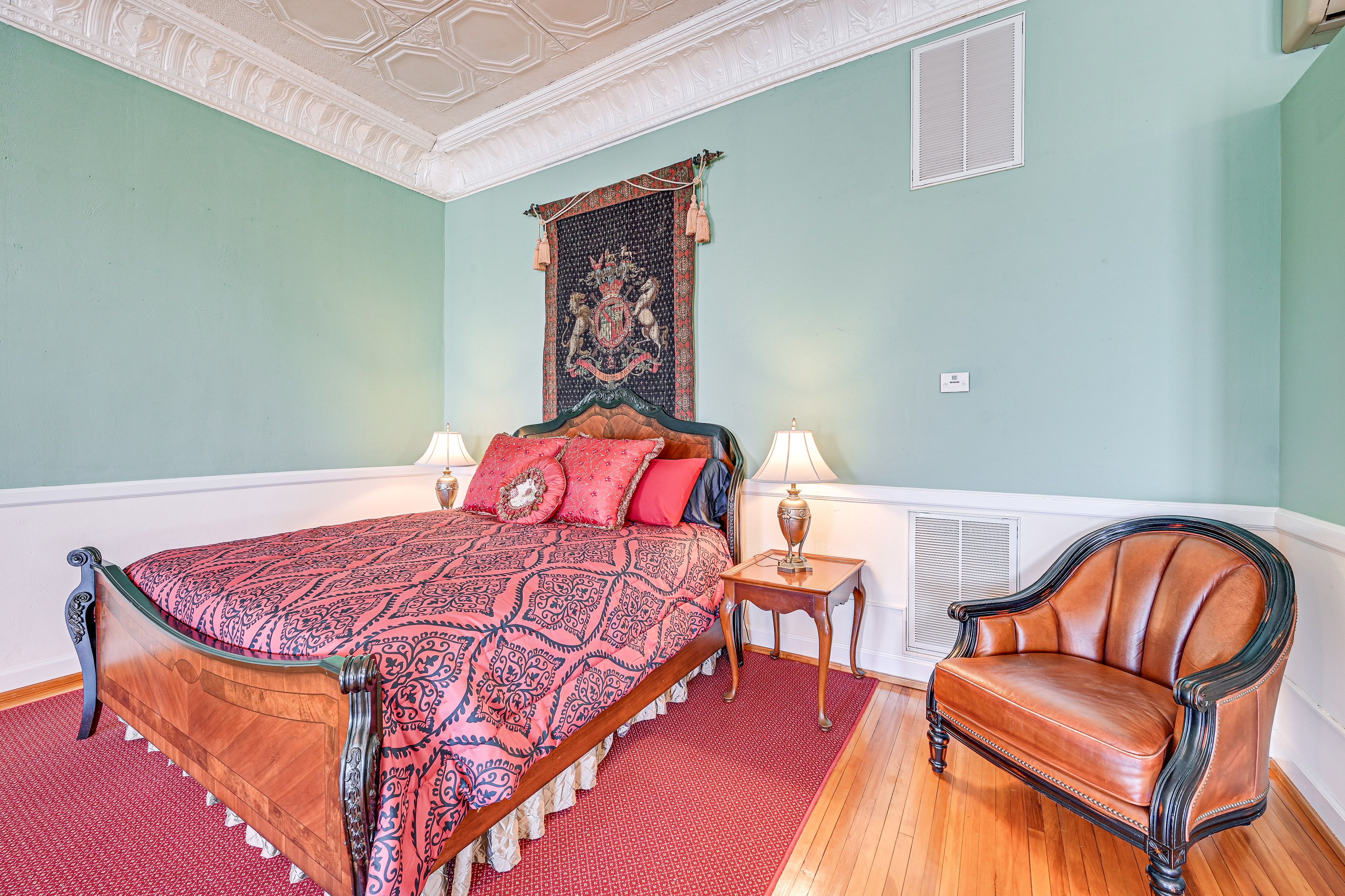 Great Room | King Bed | Linens Provided