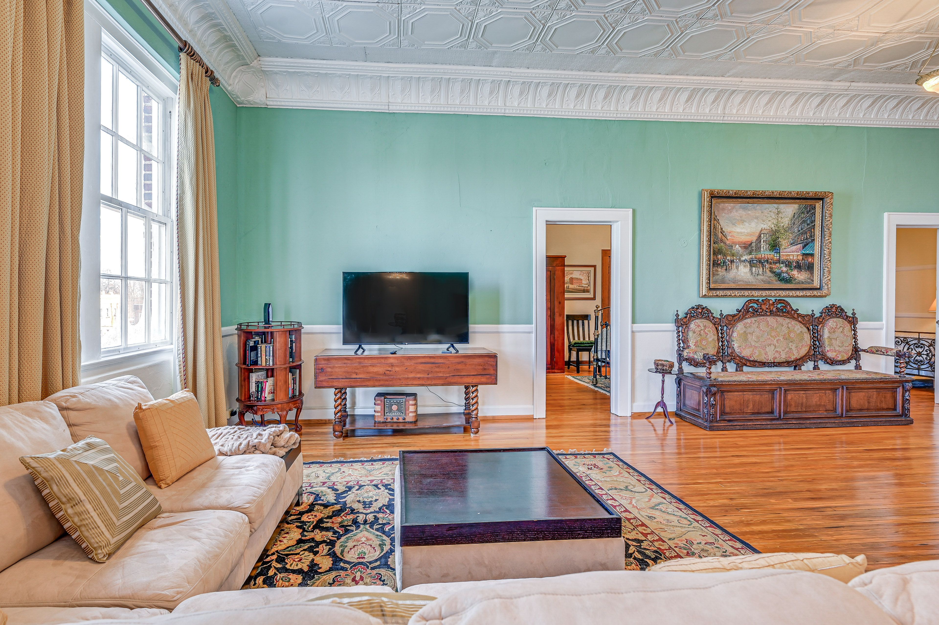 Living Area | Smart TV | Free WiFi | Board Games | Books