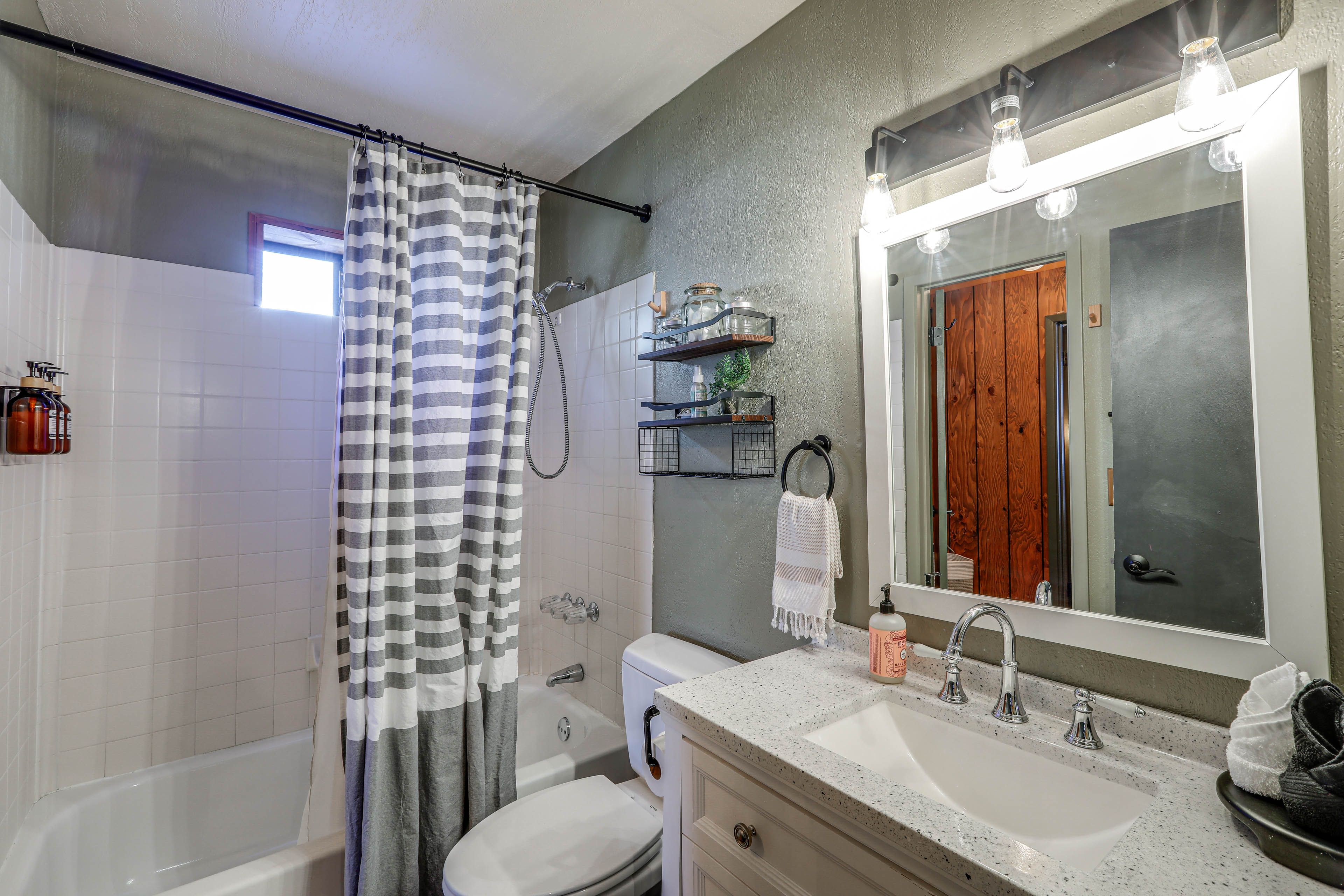 Full Bathroom | Towels Provided | 1st Level