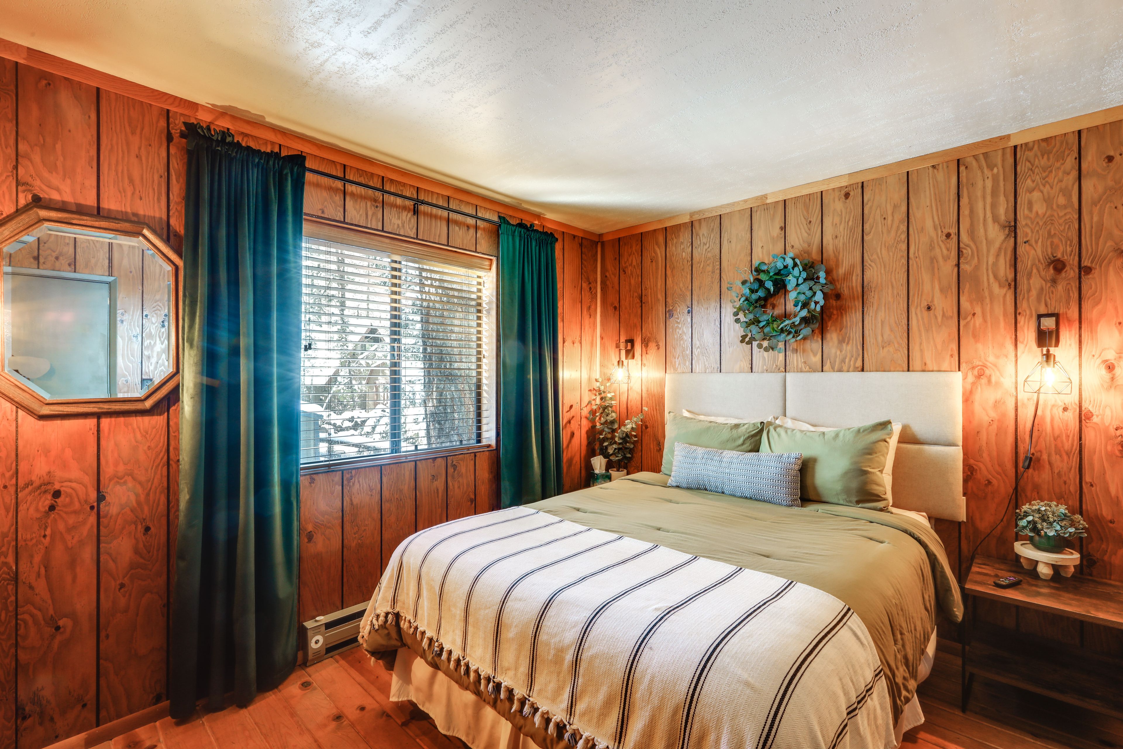 Bedroom 1 | Queen Bed | Linens Provided | 1st Level