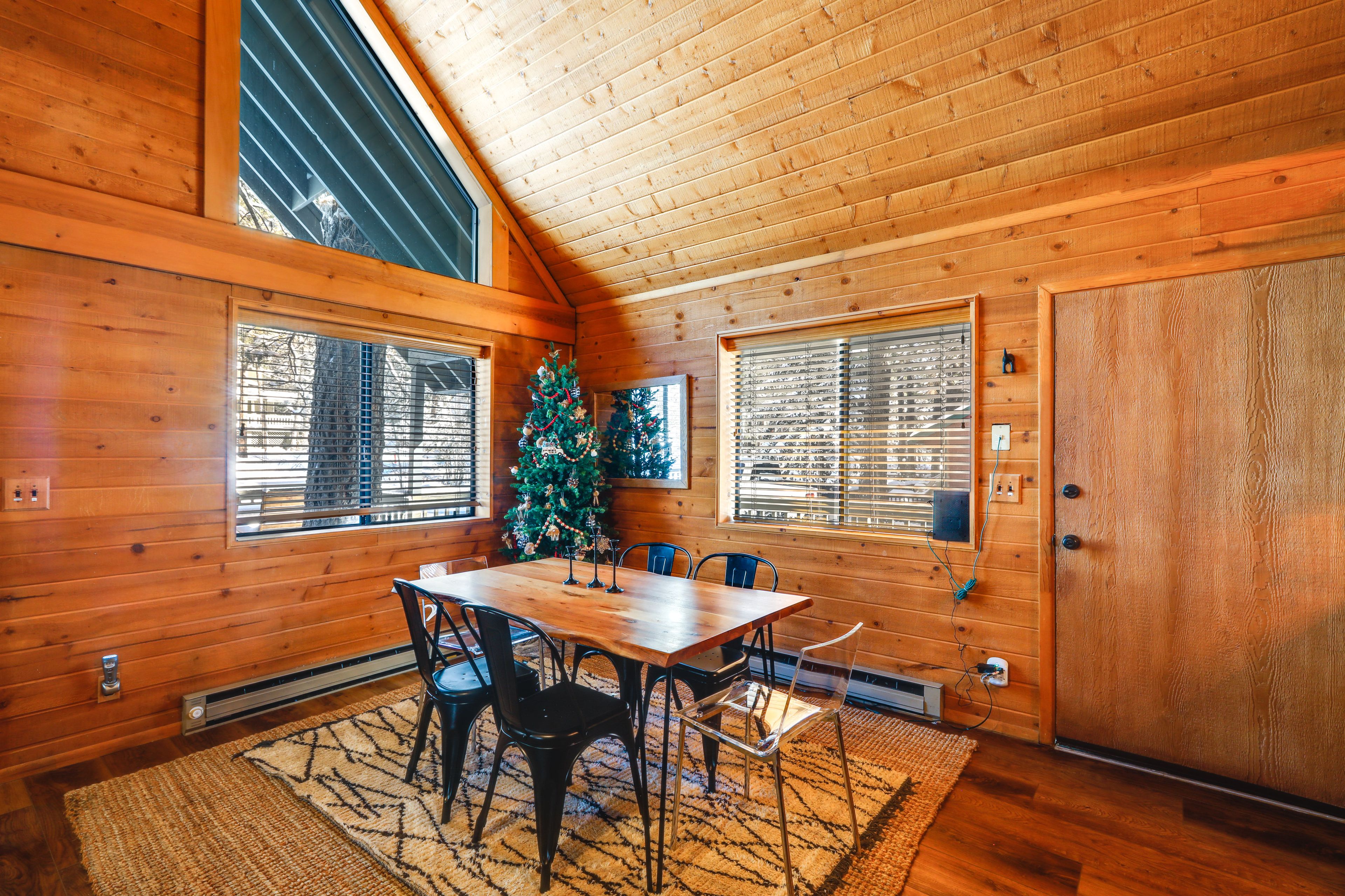 Dining Area | Dishware & Flatware Provided | 1st Level