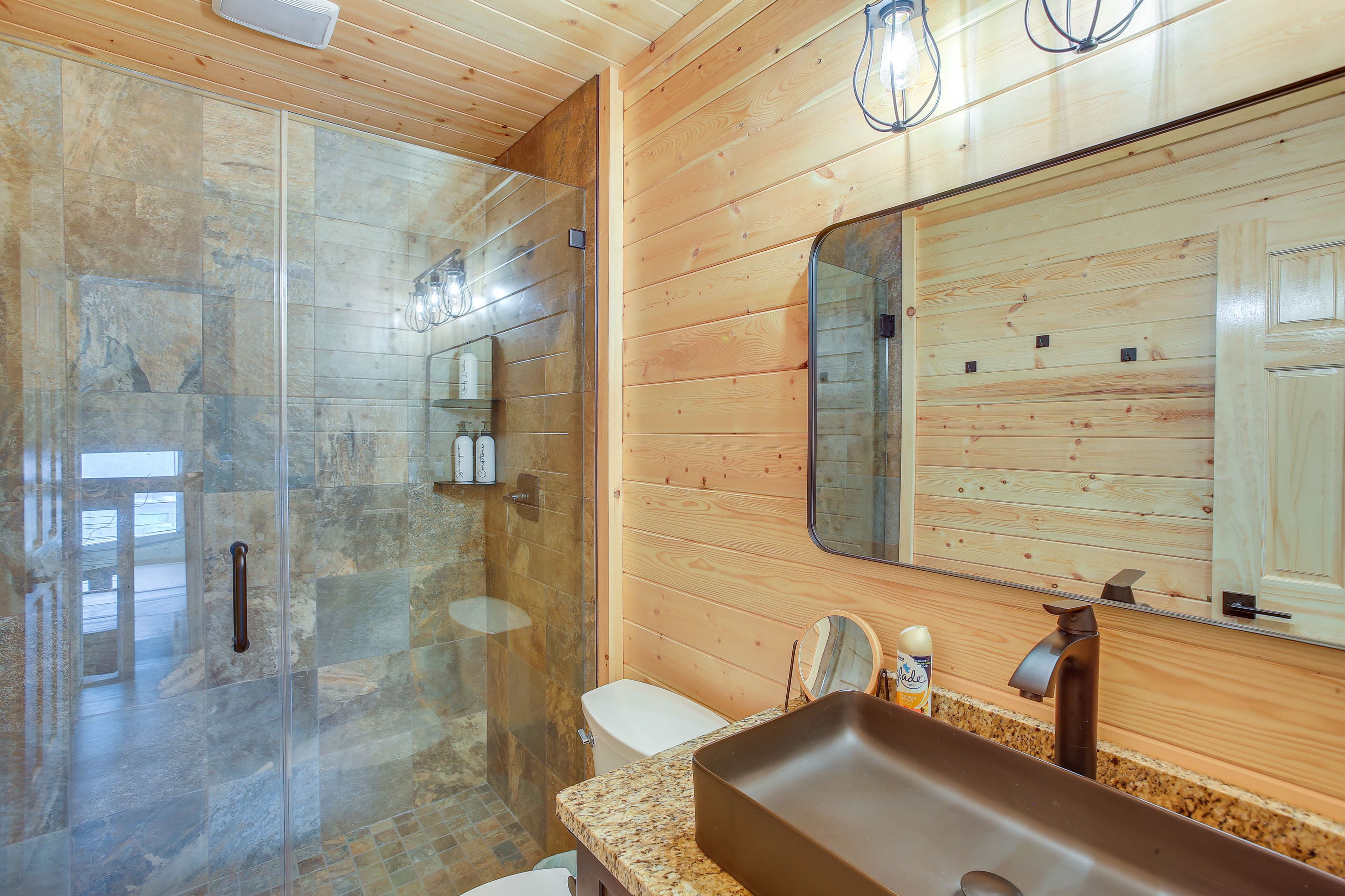 Full Bathroom | 2nd Floor