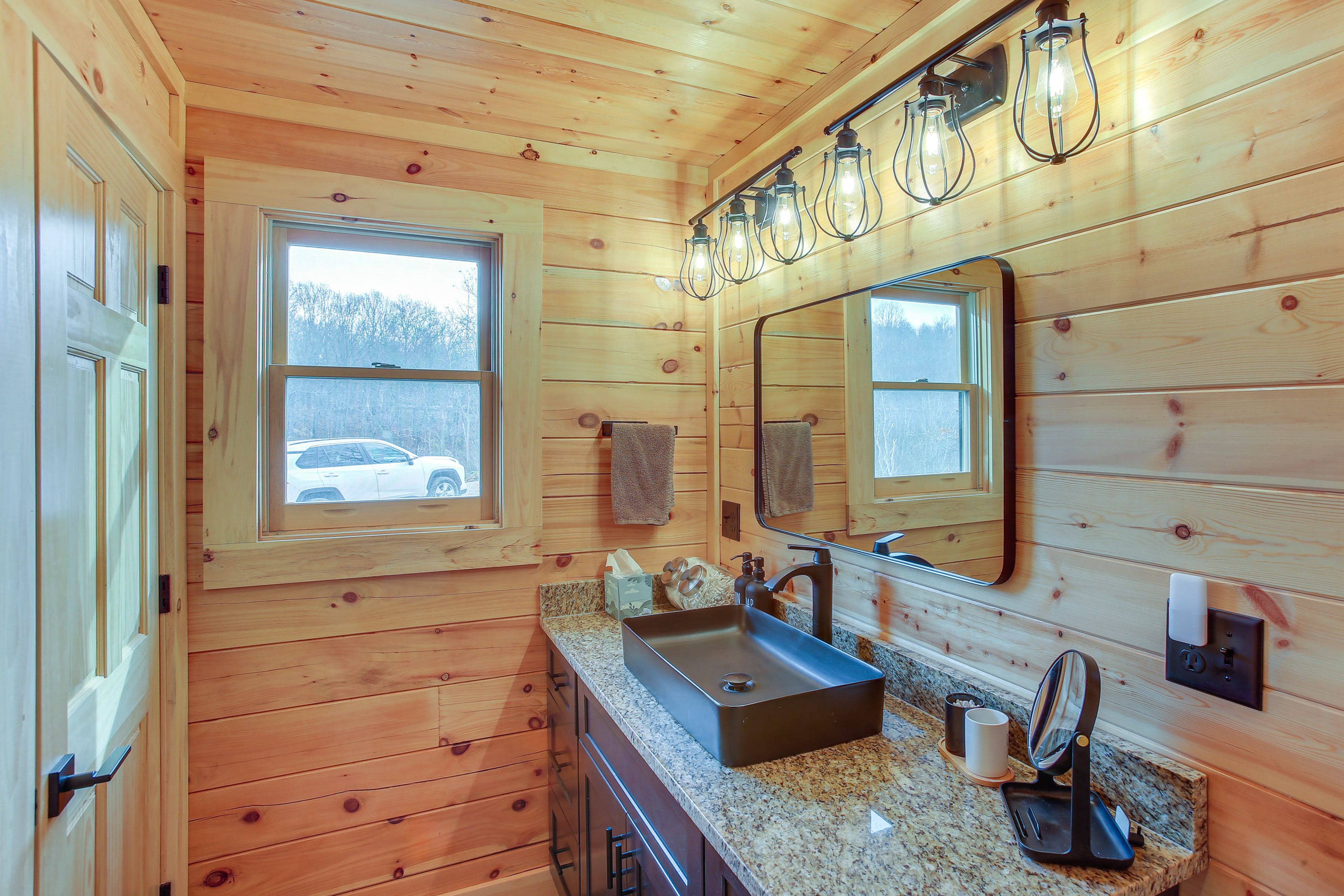 En-Suite Bathroom | 1st Floor | Complimentary Toiletries