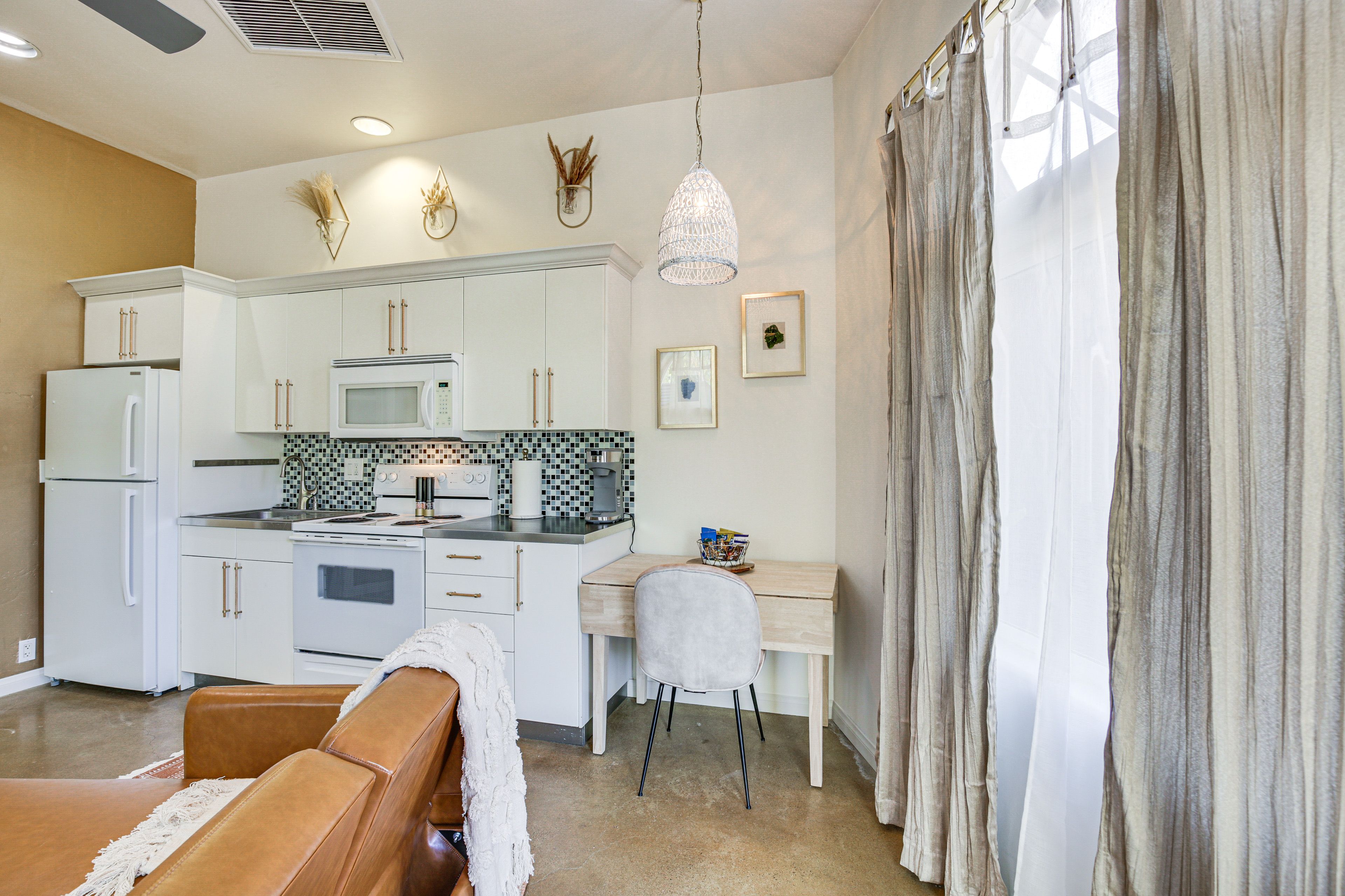 Kitchen | Keurig Coffee Maker (Coffee Pods Provided) | Free WiFi
