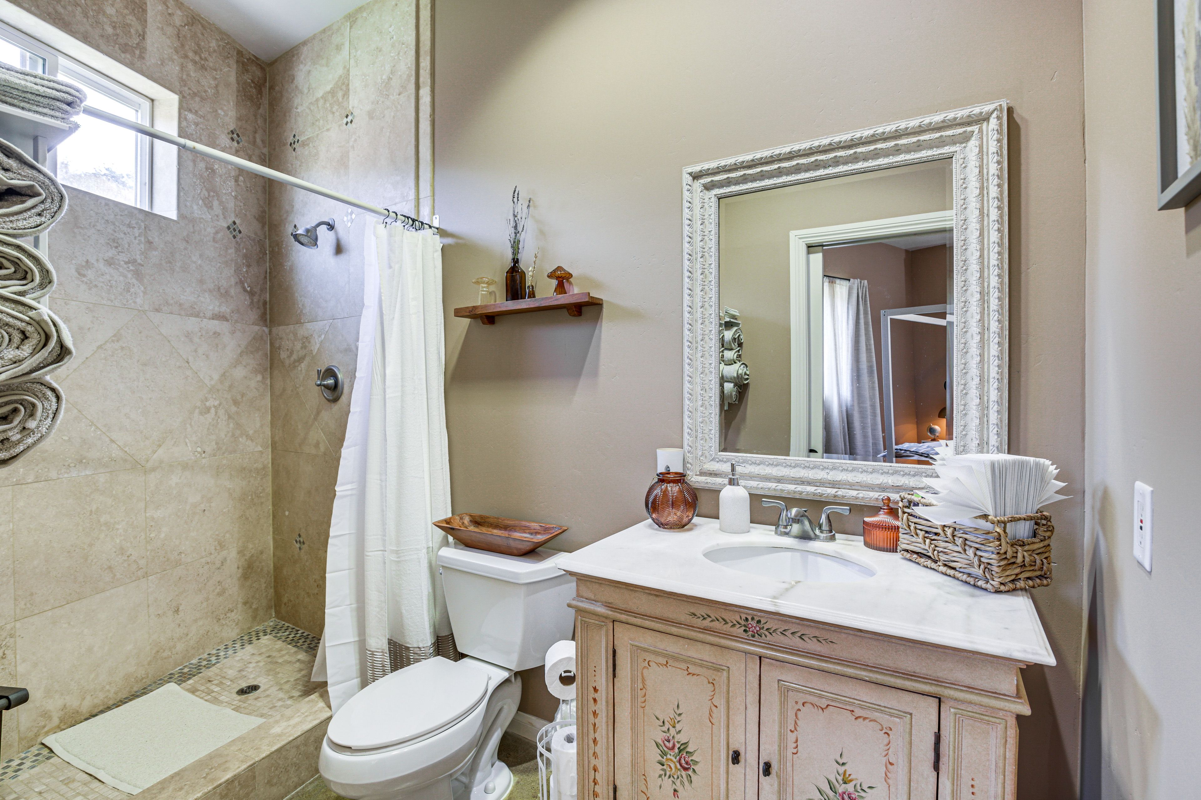 Full Bathroom | Towels Provided | Complimentary Toiletries