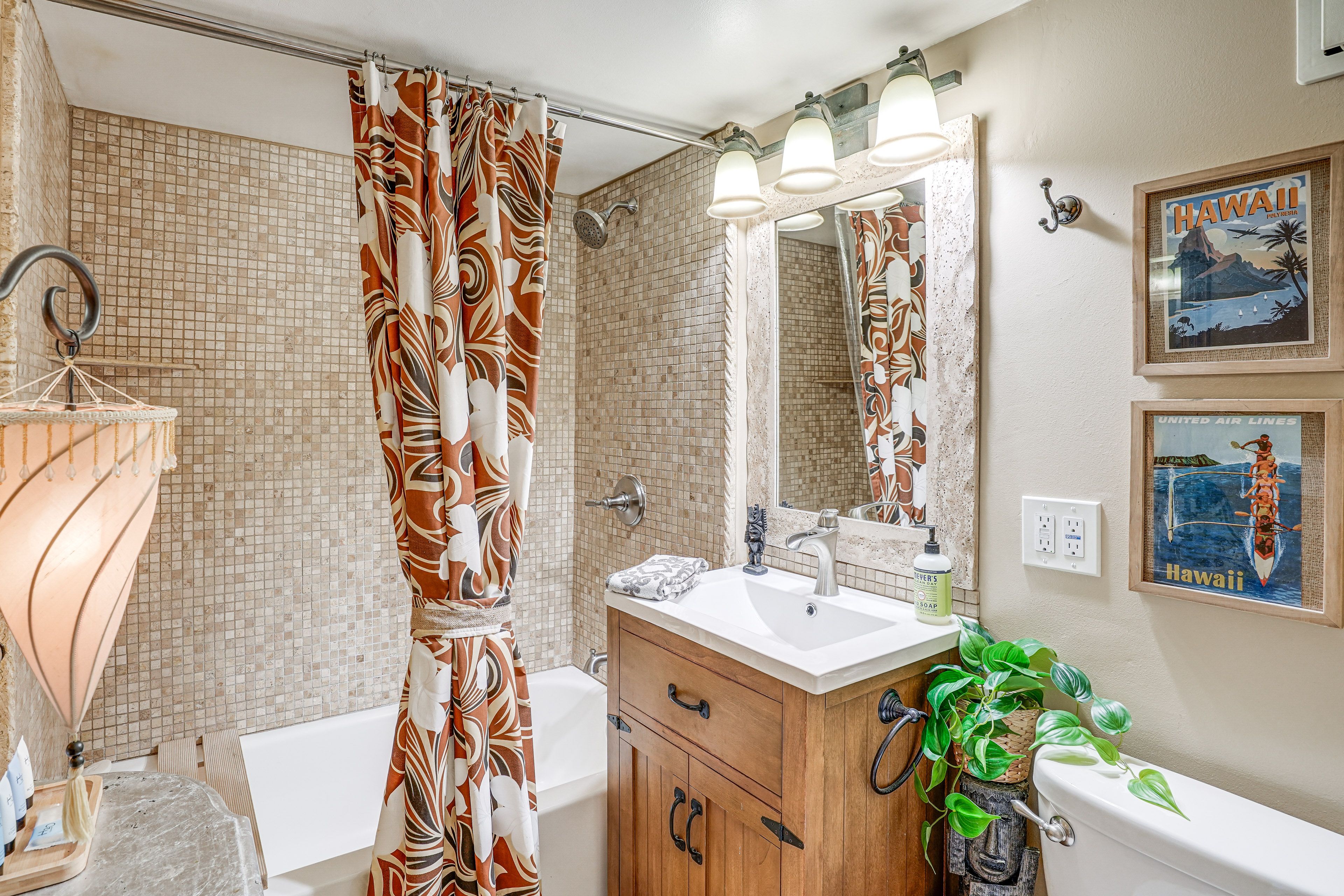 Full Bathroom | Complimentary Toiletries | Towels Provided
