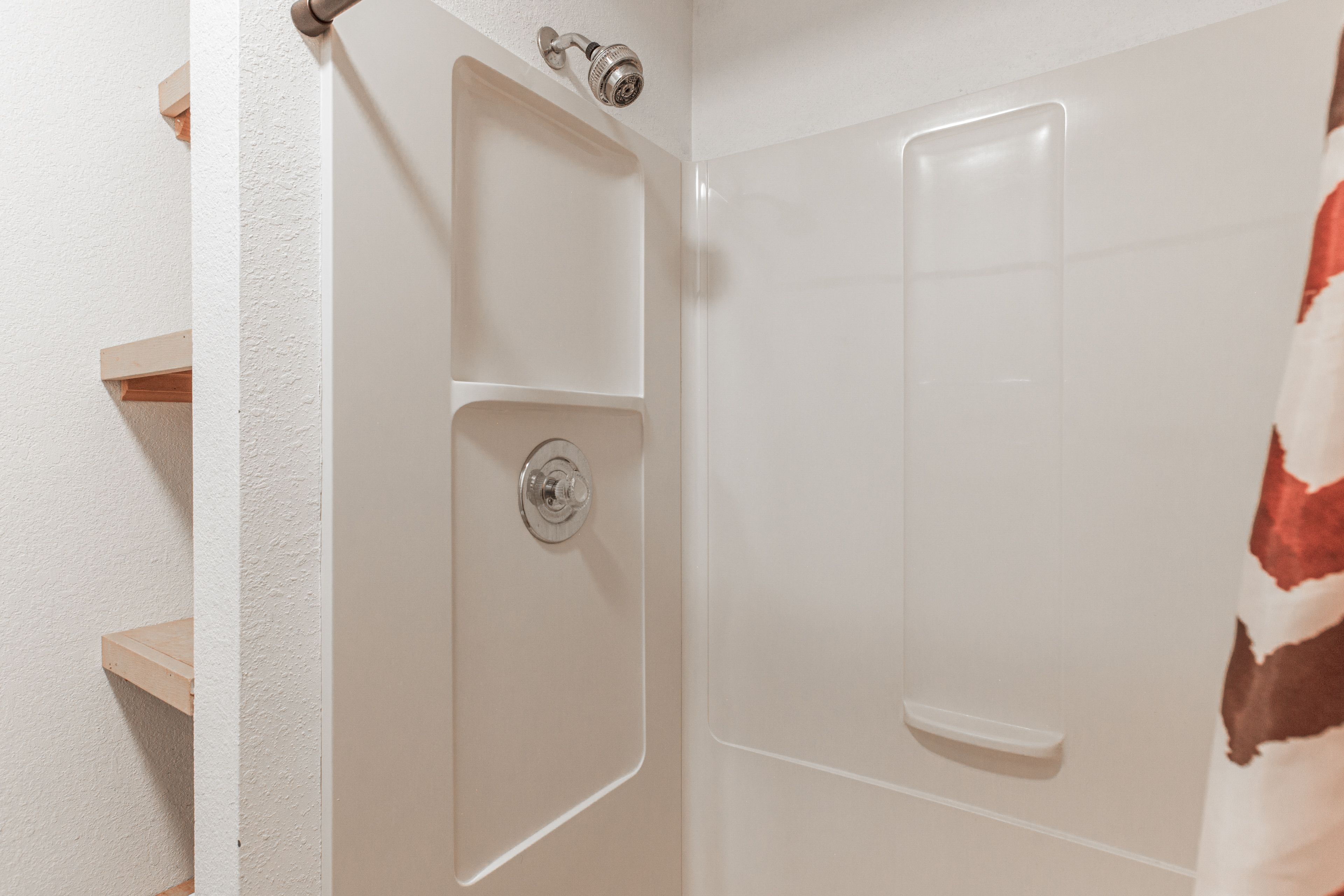 Full Bathroom | 1st Floor | Towels Provided