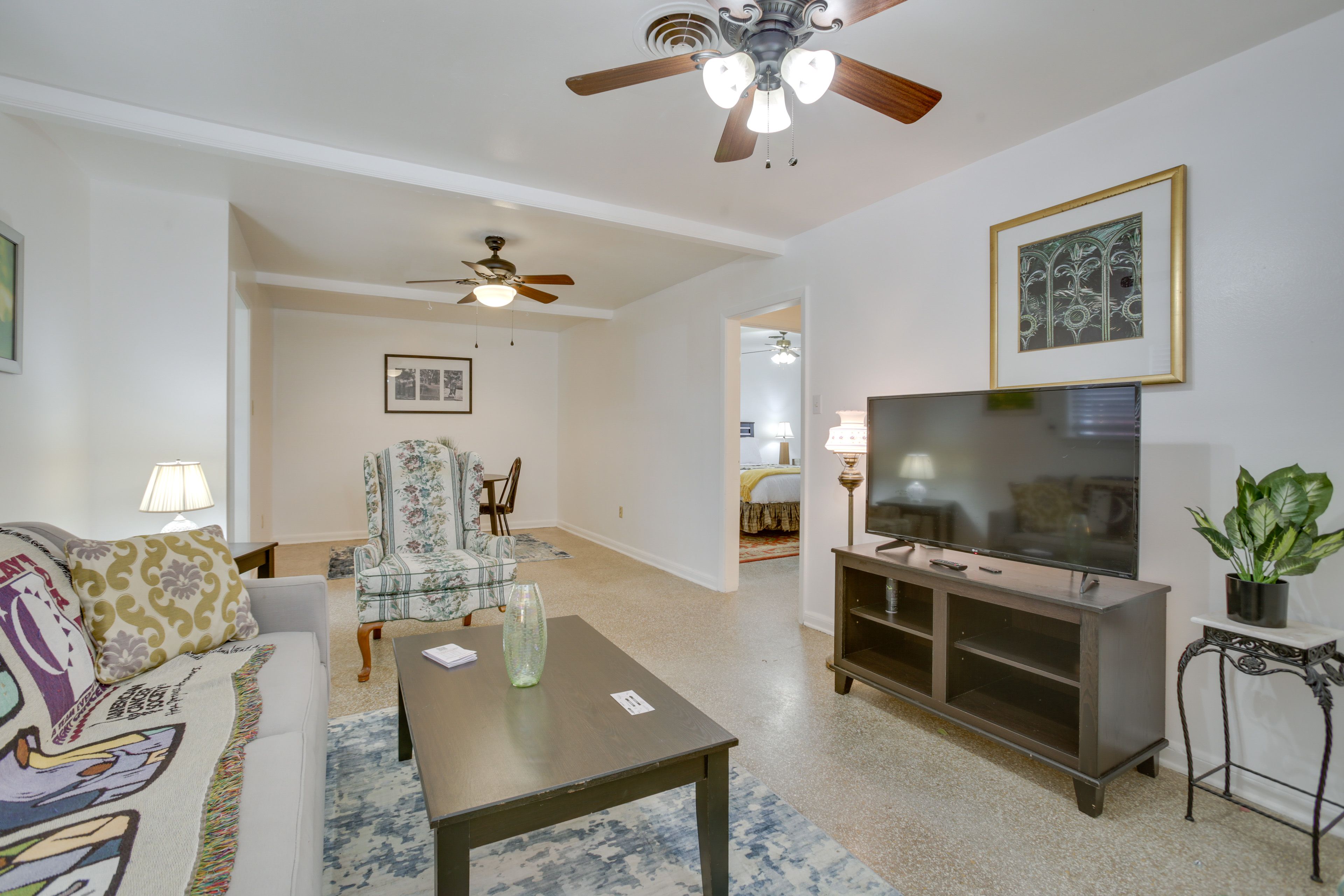 Metairie Vacation Rental | 2BR | 1BA | 1,100 Sq Ft | Small Step to Enter