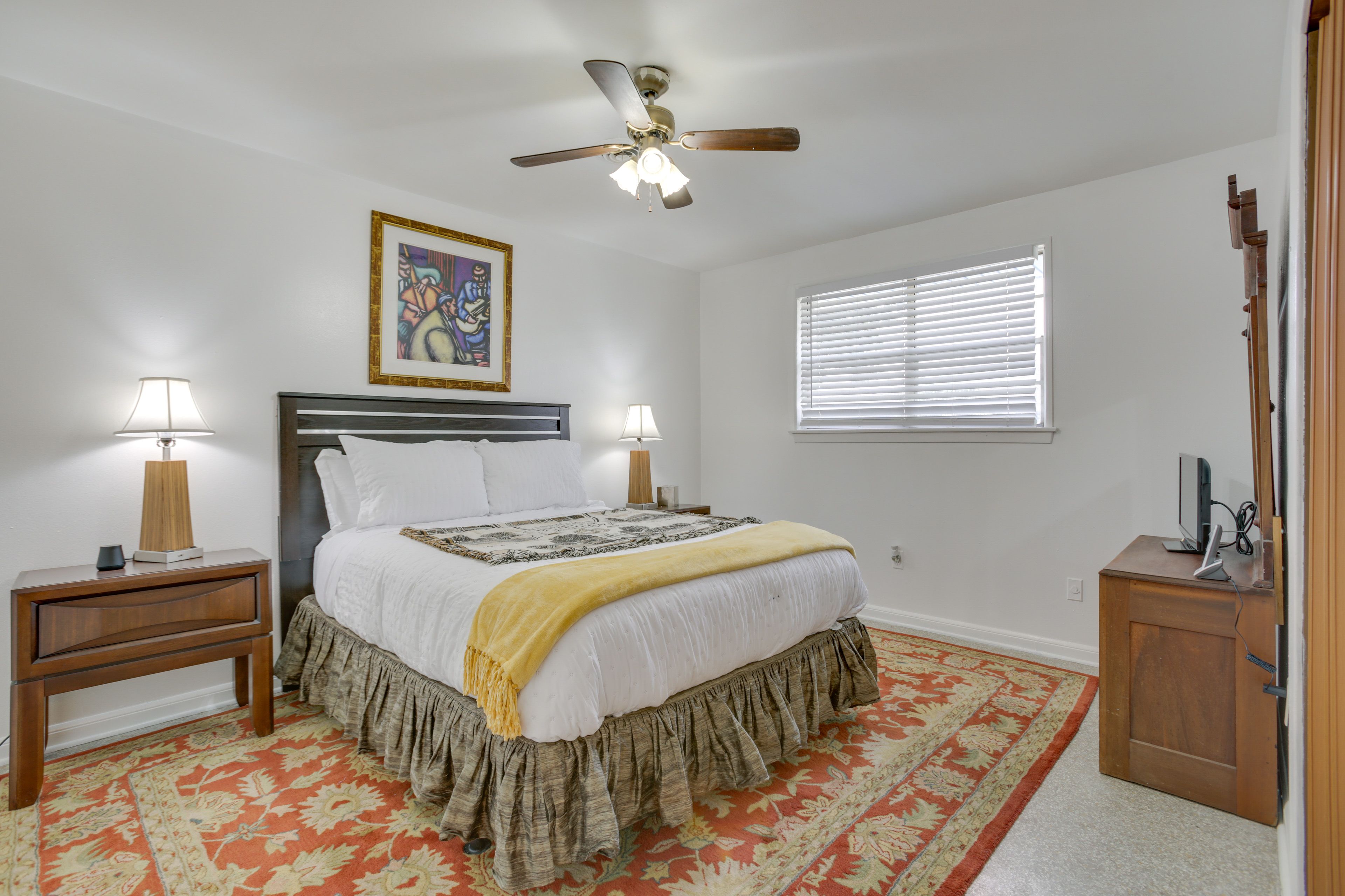 Bedroom 1 | Queen Bed | Smart TV