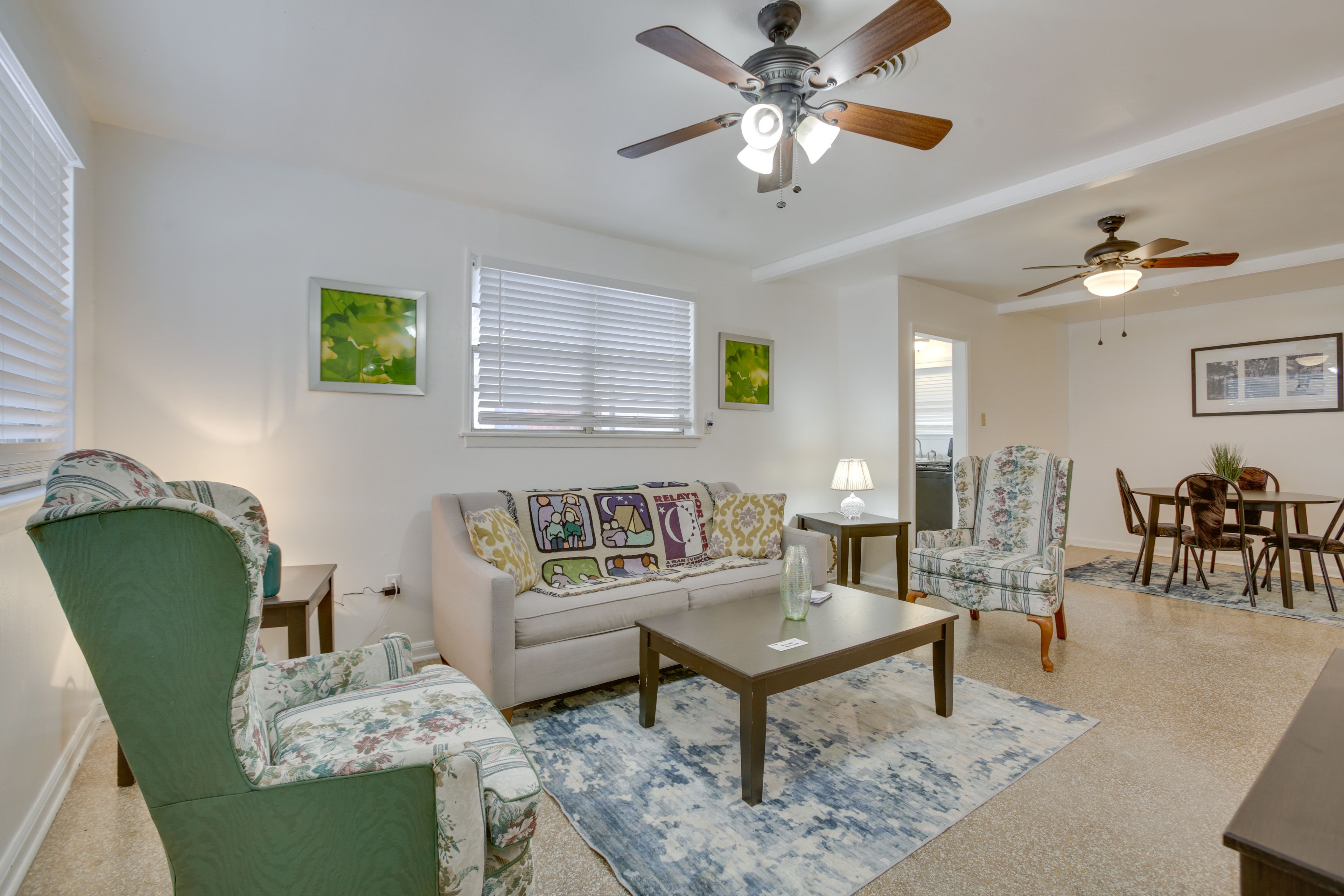 Living Room | Smart TV | Free WiFi | Central A/C & Heating