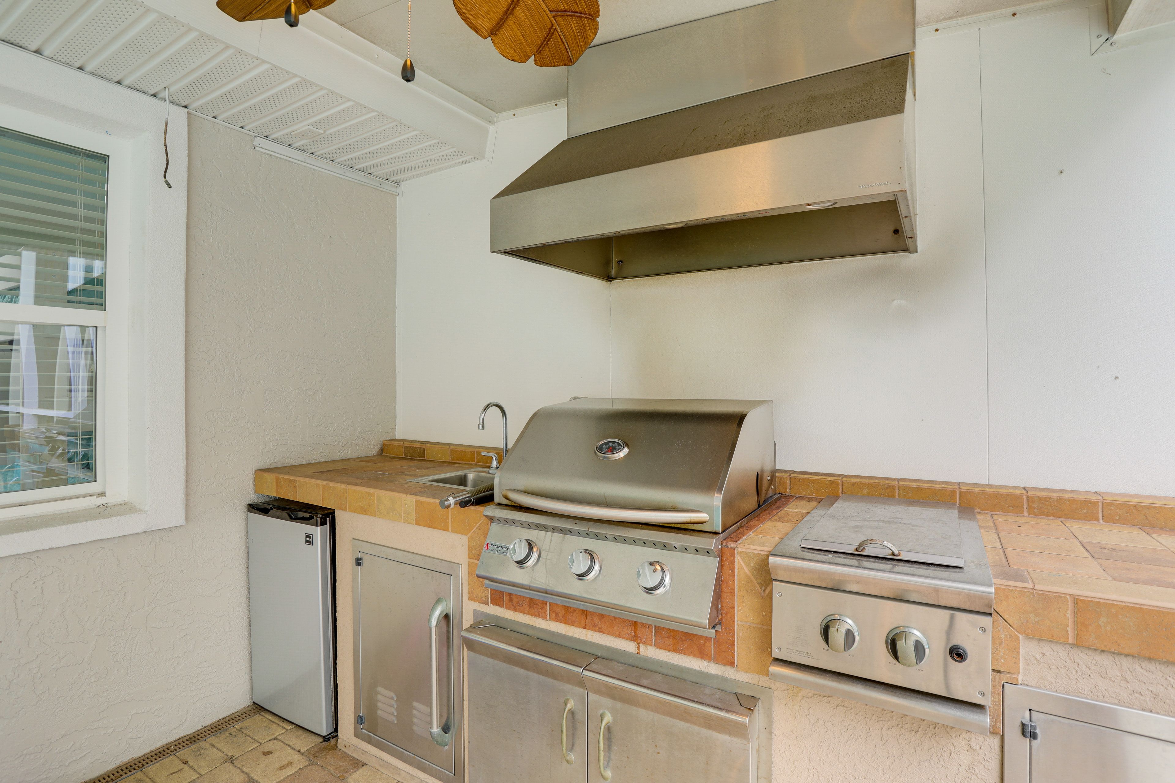 Outdoor Kitchen | Gas Grill | Mini Fridge | 2-Burner Stovetop