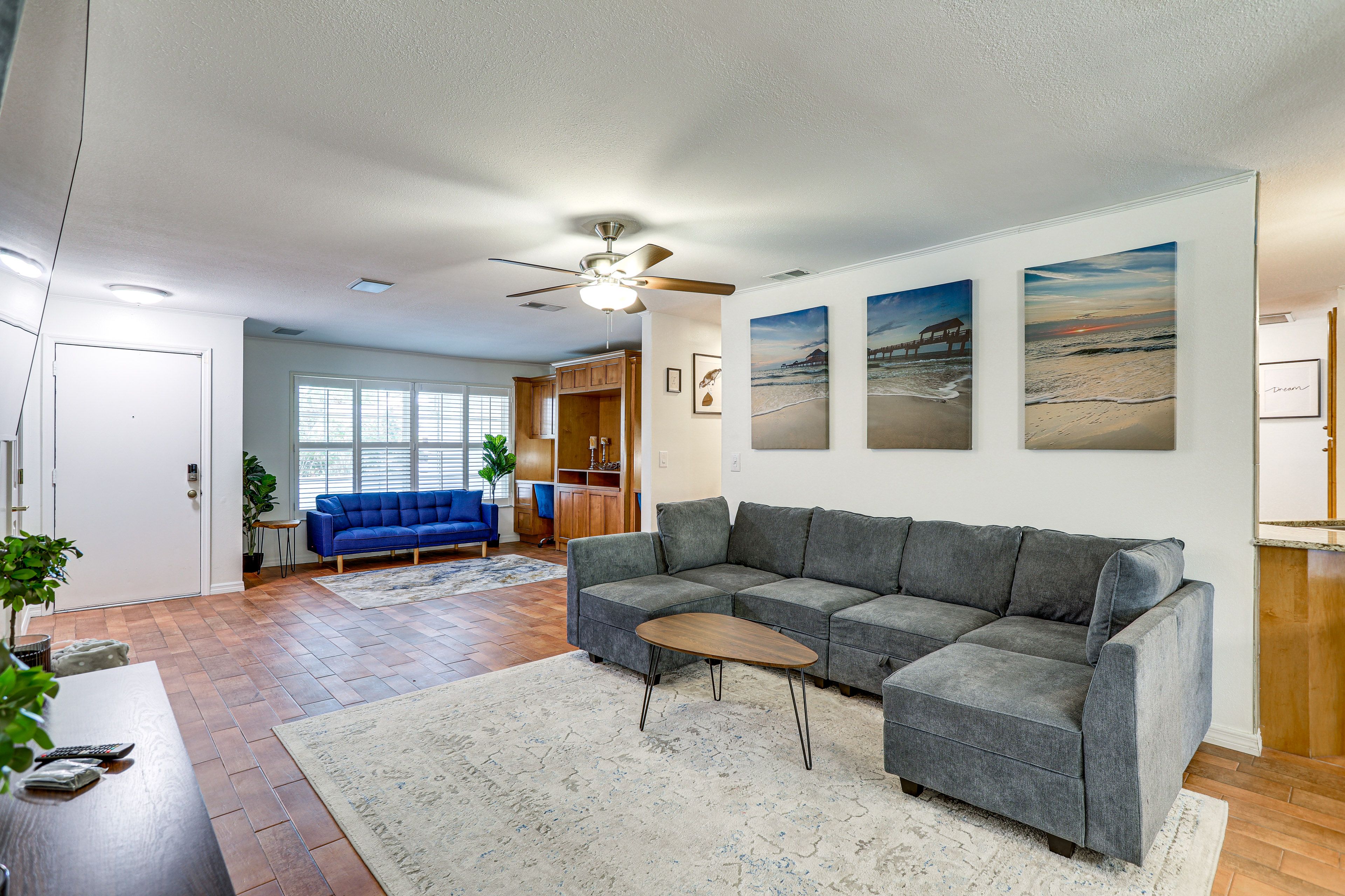 Living Room | Smart TV | Free WiFi