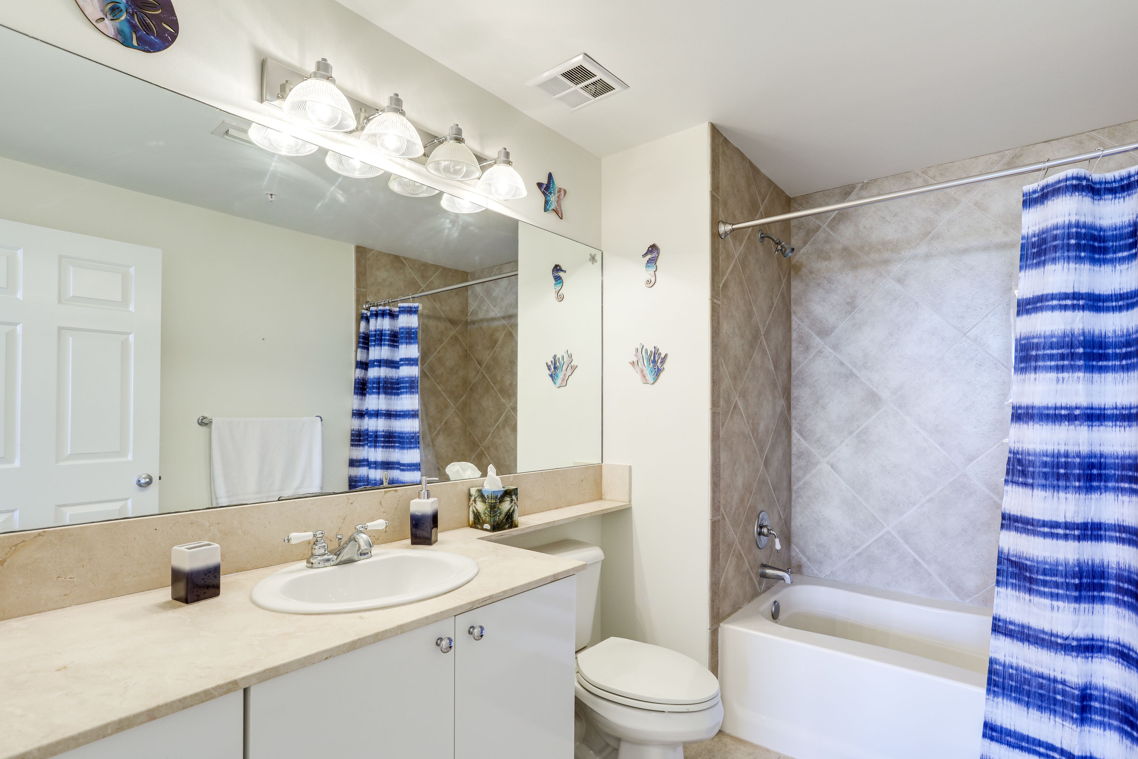 Full Bathroom | Complimentary Toiletries