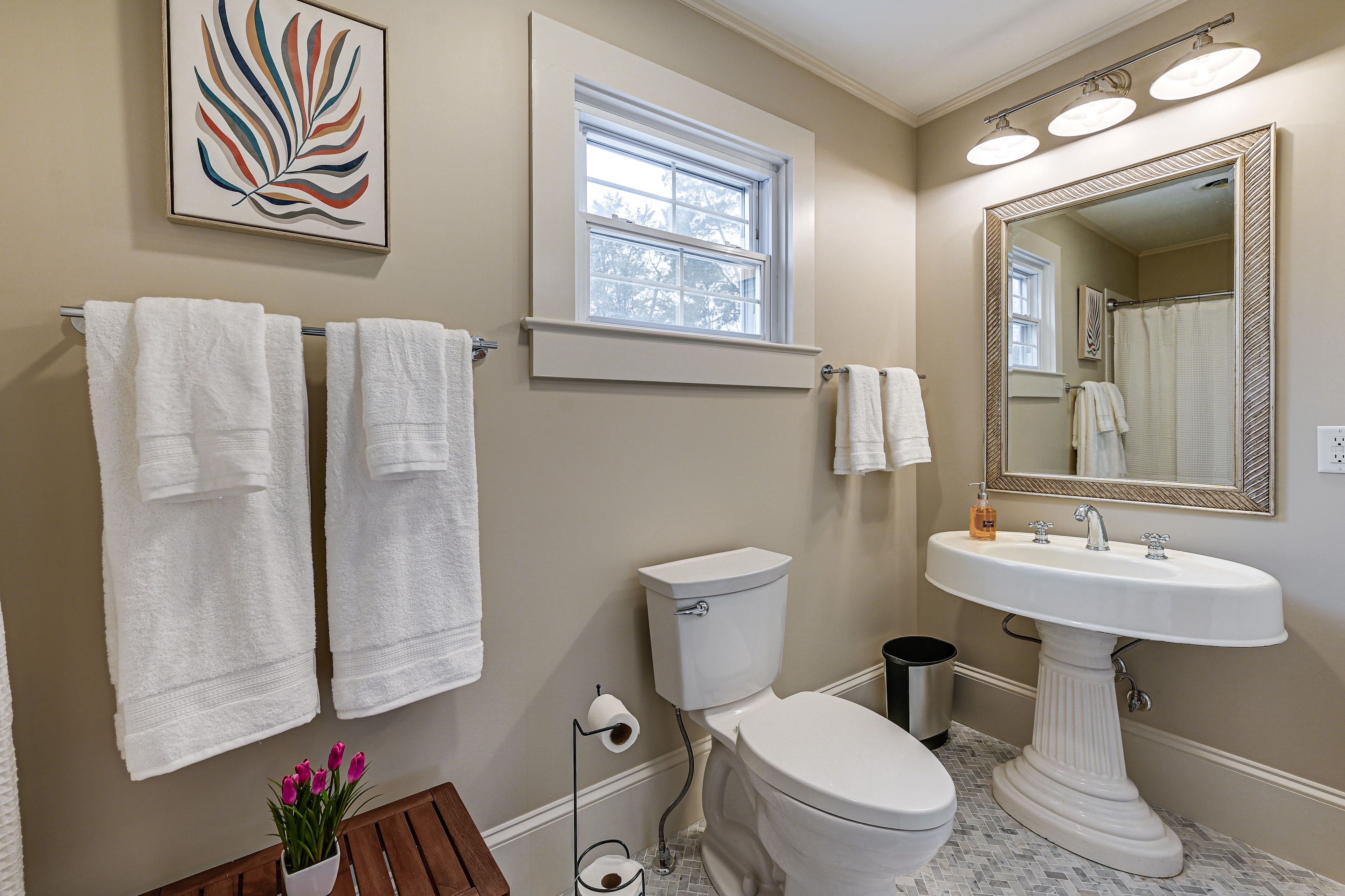 Full Bath | Complimentary Toiletries | 2nd Floor
