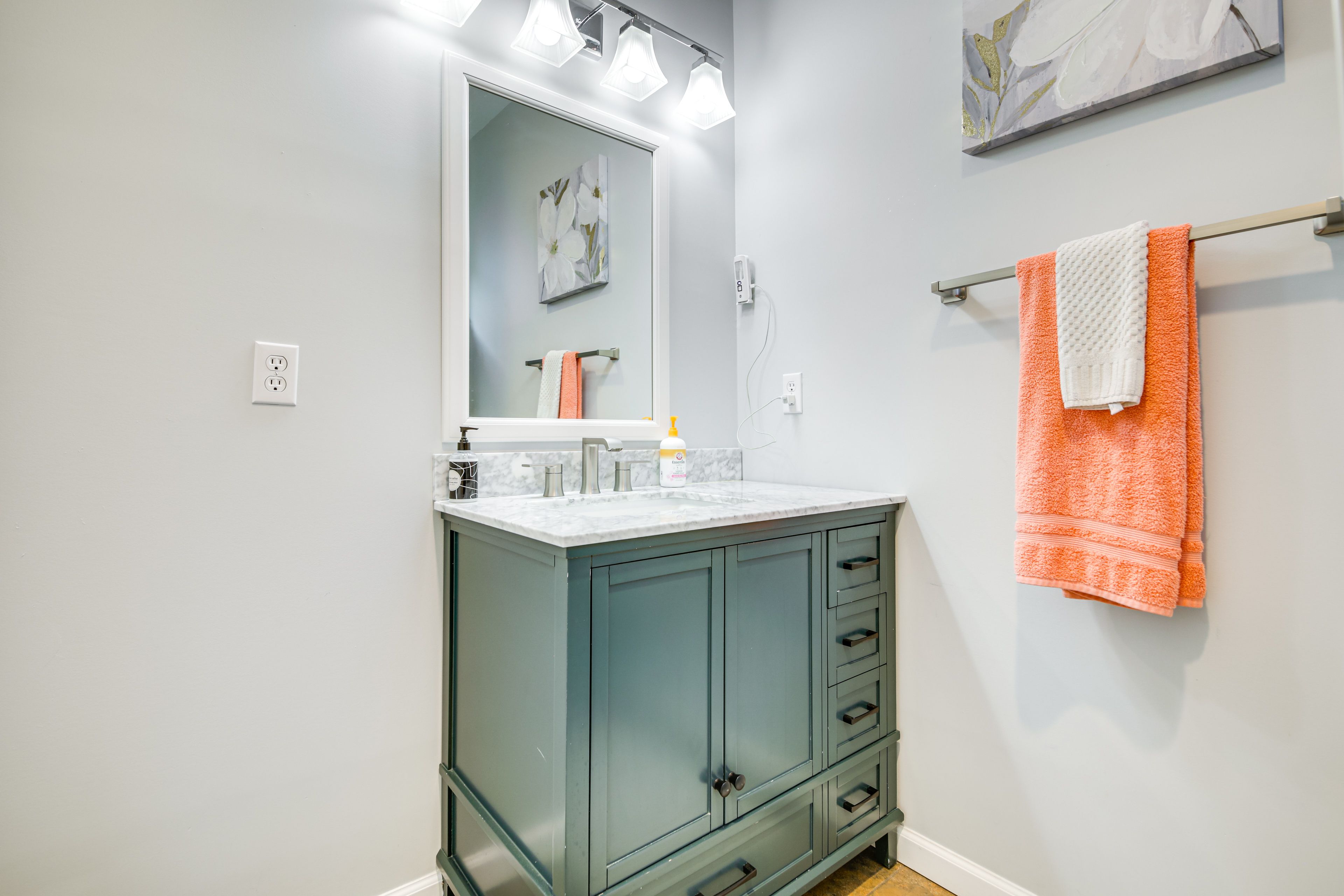 Full Bathroom | Towels Provided