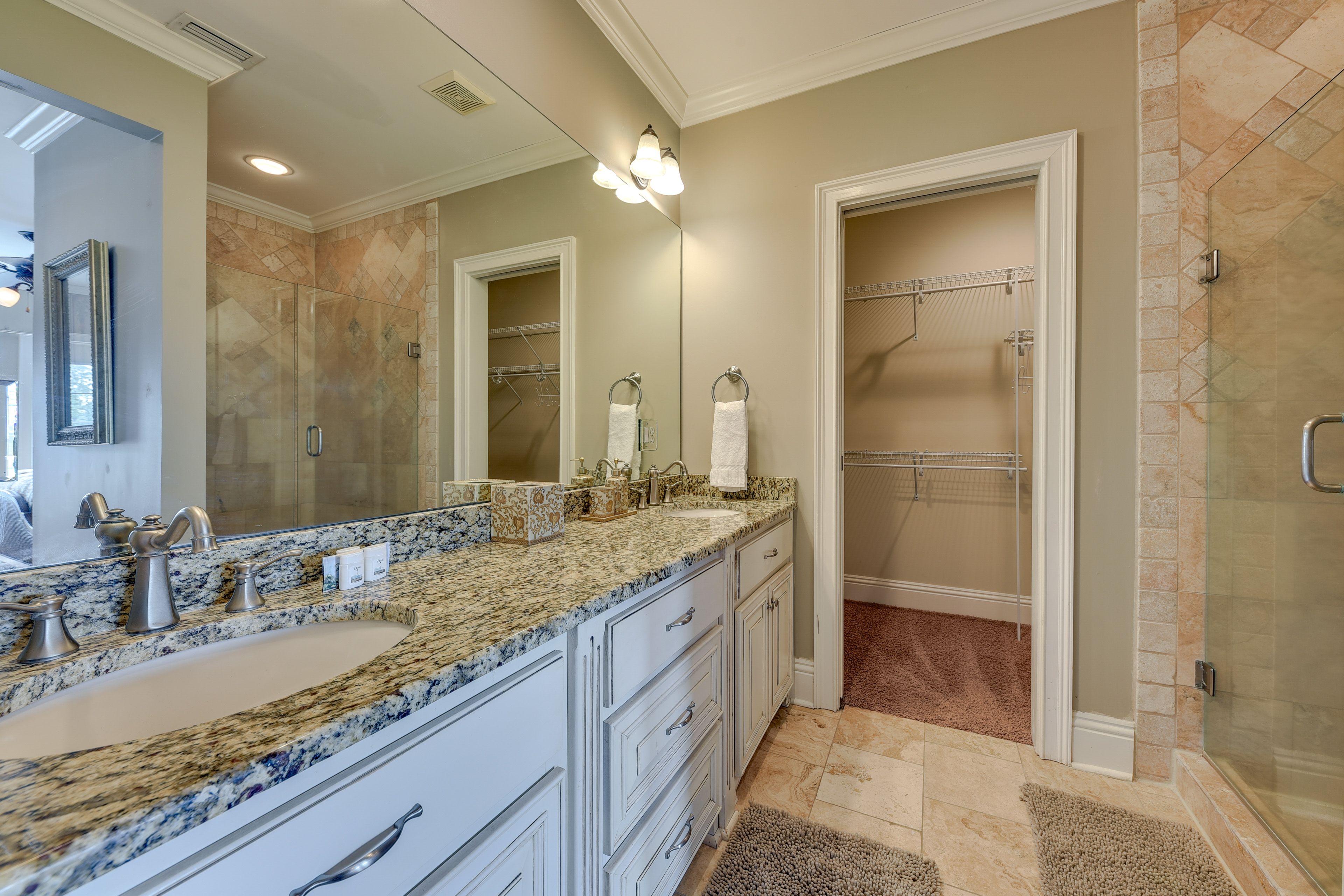 En-Suite Bathroom | 3rd Floor | Linens & Towels | Complimentary Toiletries