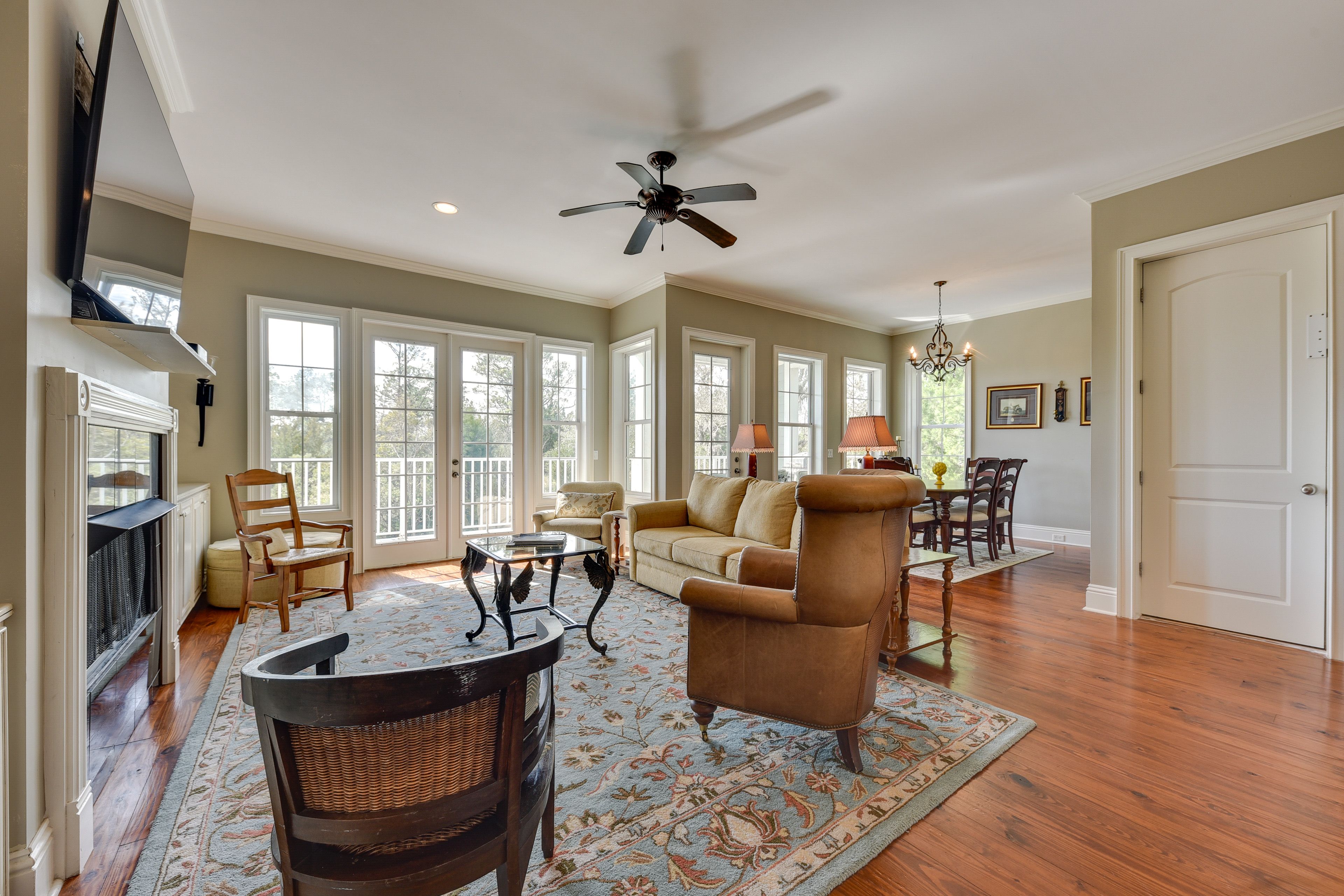 Living Room | 2nd Floor | Free WiFi | Smart TV | Fireplace