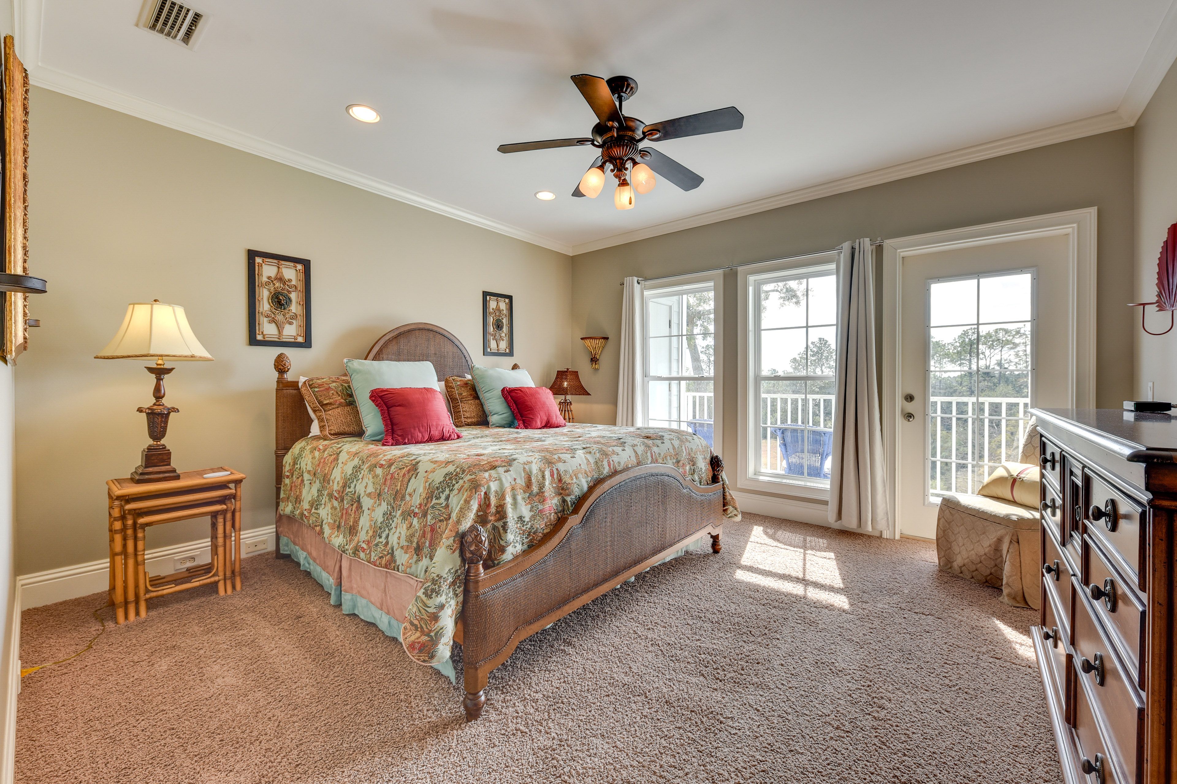 Bedroom 1 | King Bed | 3rd Floor | Smart TV | En-Suite Bathroom