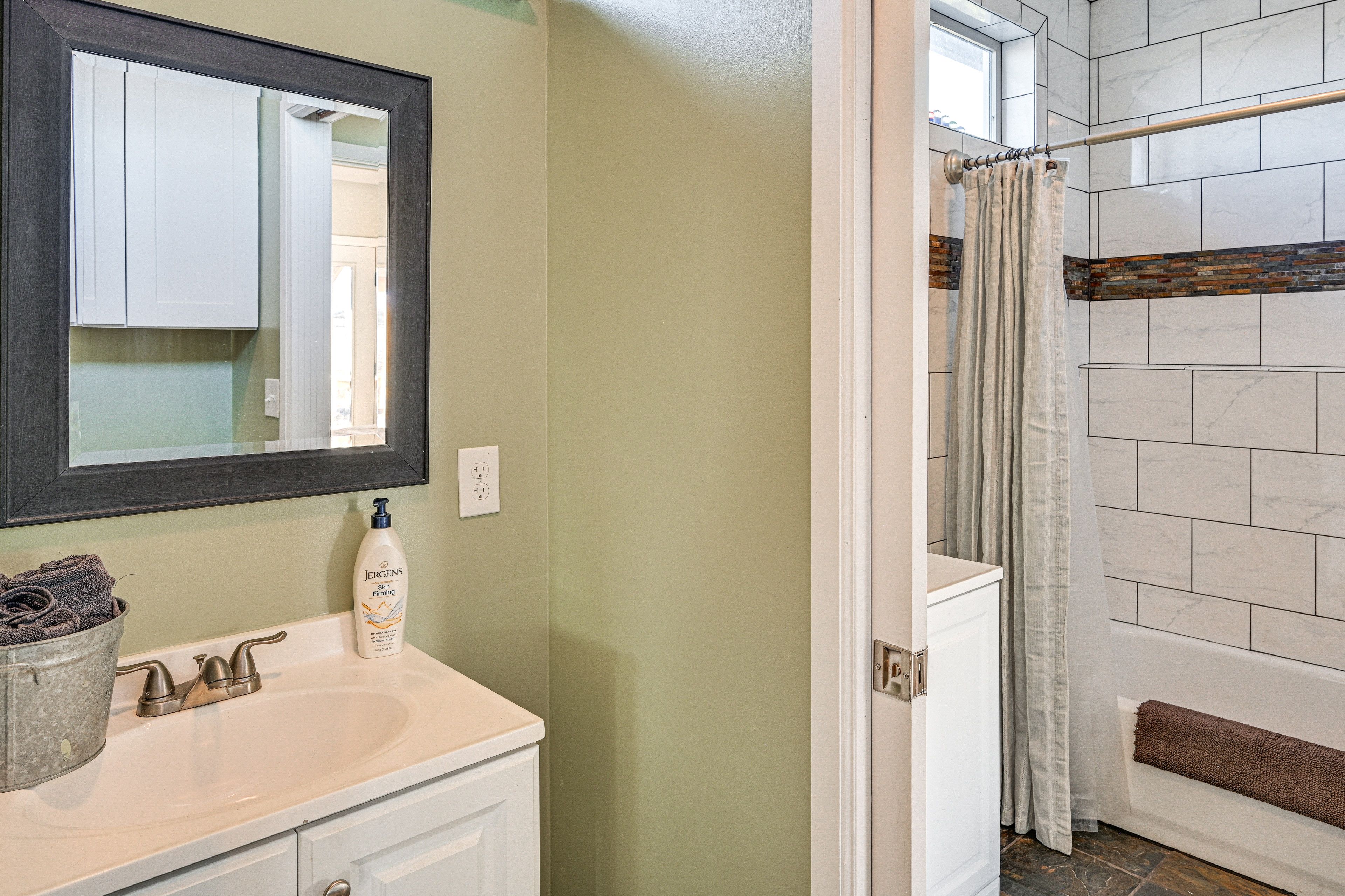 En-Suite Bathroom | Towels Provided | Complimentary Toiletries