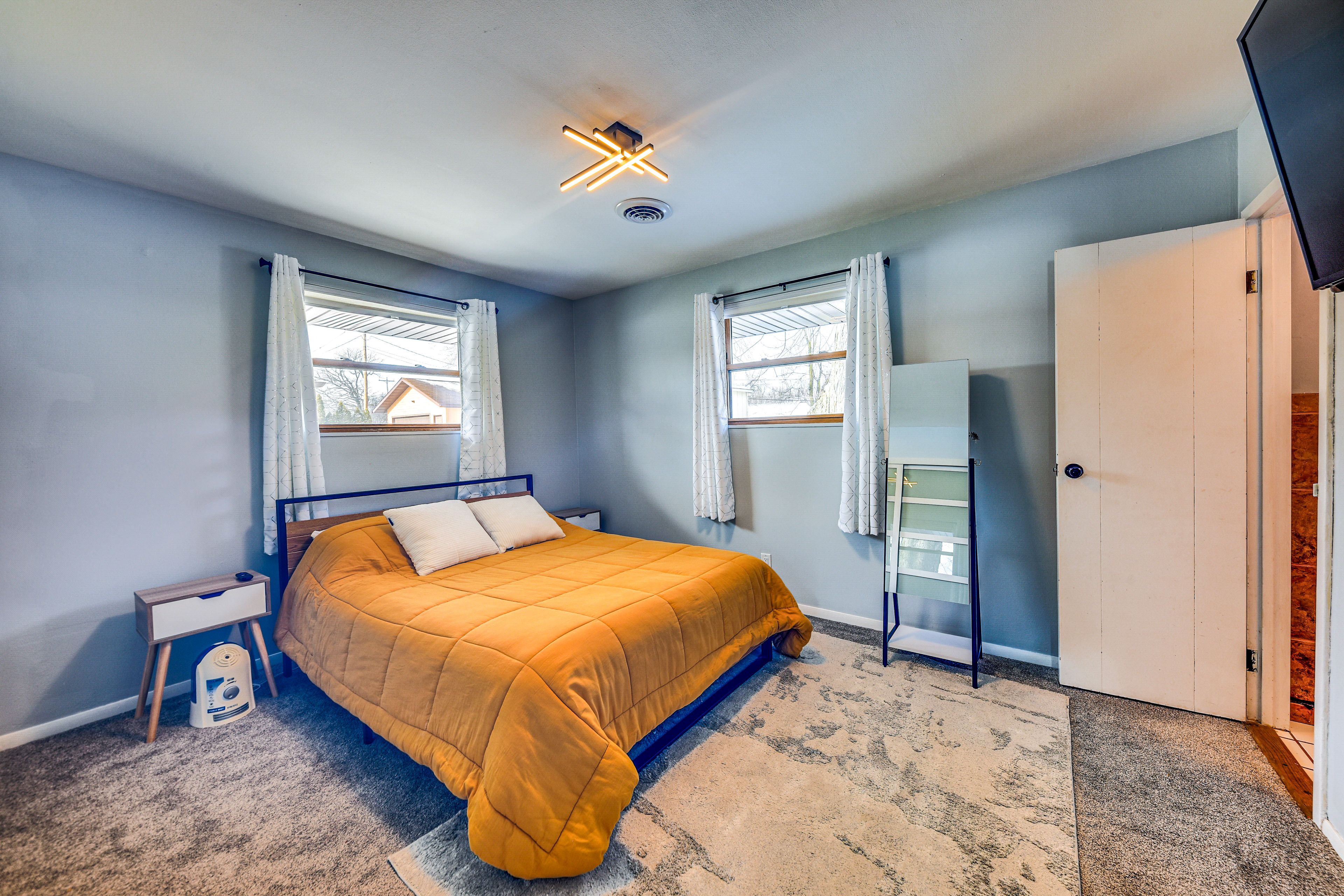 Bedroom 1 | Queen Bed | Linens Provided | Smart TV | En-Suite Bathroom